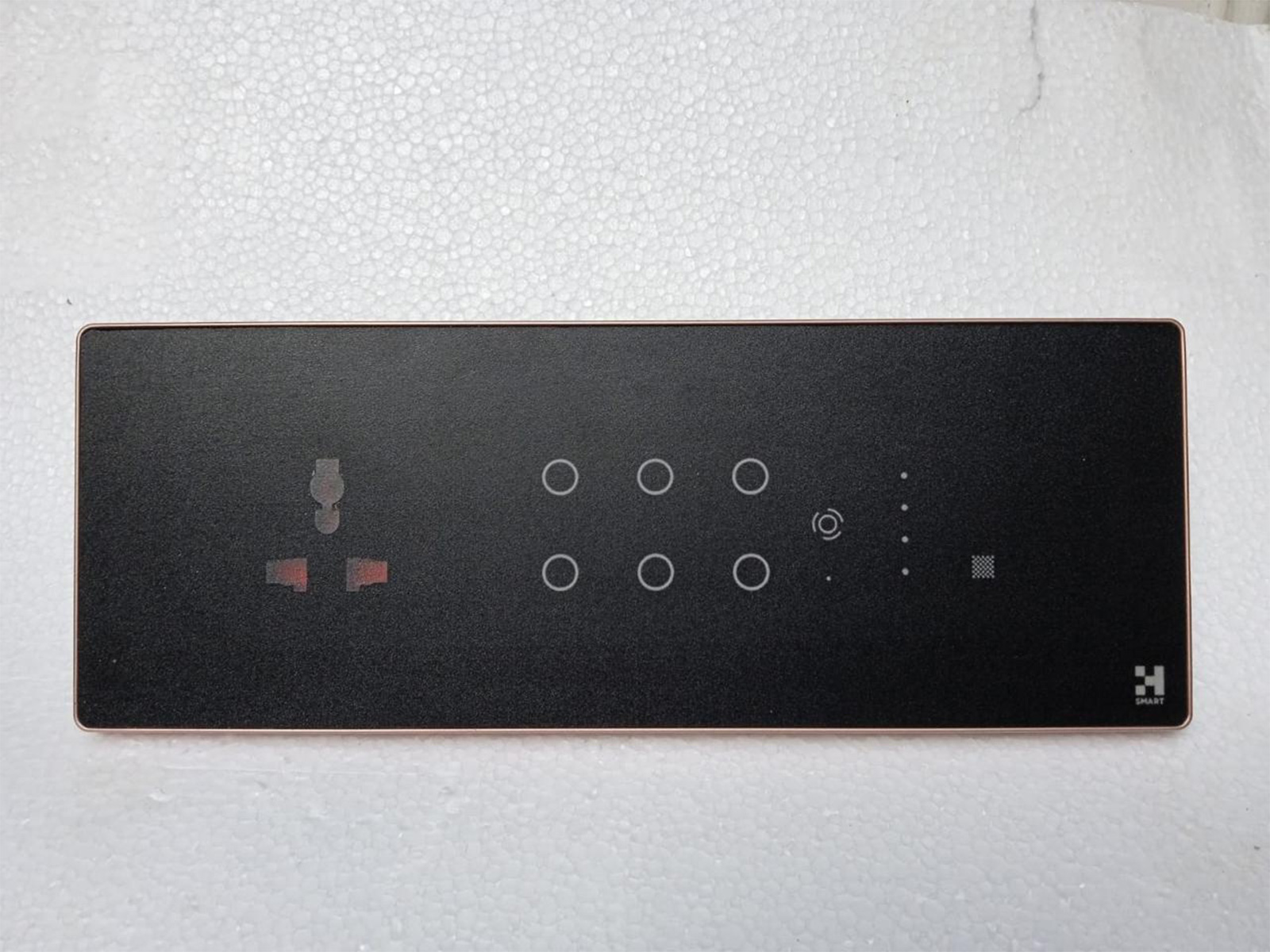 H-SMART touch panel in matte black with rose-gold trim — six-point capacitive controls, universal socket, and scene access for elegant, intuitive home automation H-SMART touch panel in matte black with rose-gold trim — six-point capacitive controls, universal socket, and scene access for elegant, intuitive home automation