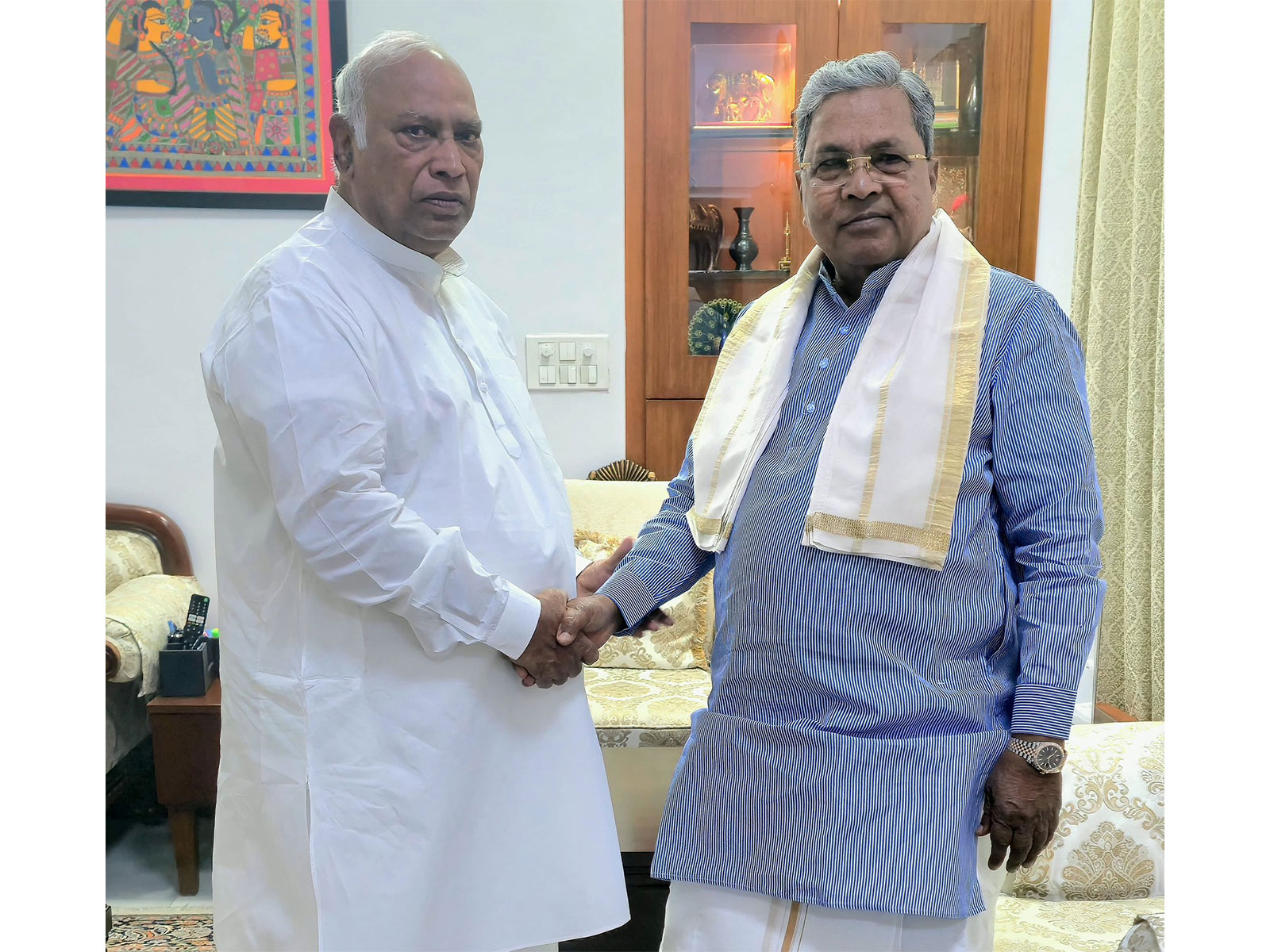 Mallikarjun Kharge and Siddaramaiah (Photo/@kharge/X) Mallikarjun Kharge and Siddaramaiah (Photo/@kharge/X)