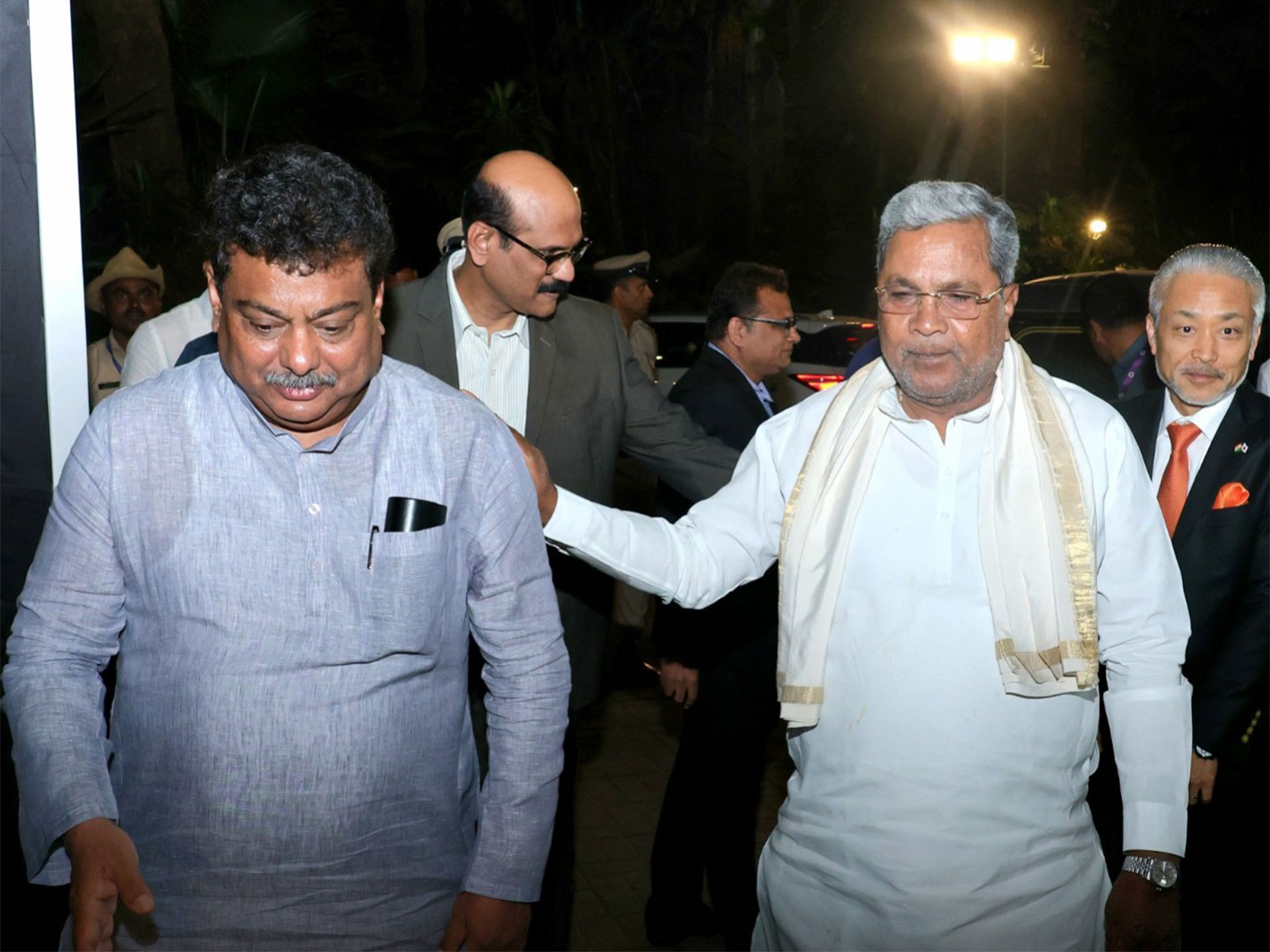Karnataka Minister MB Patil with outgoing CM Siddaramaiah (Photo: x/@MBPatil)