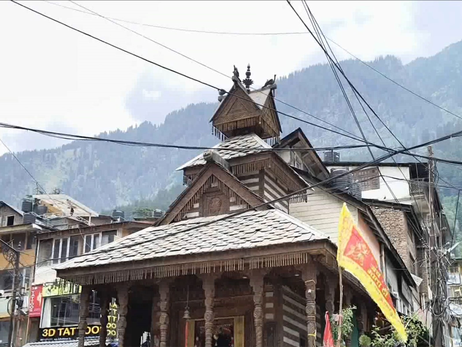Weekend rush boosts tourism in Manali (Photo/ANI) Weekend rush boosts tourism in Manali (Photo/ANI)