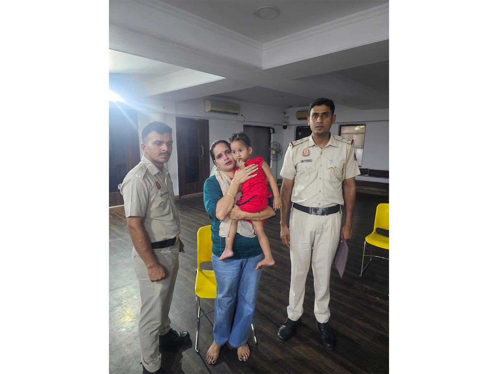 Delhi Police personnel with the child who was safely traced and reunited with his mother after going missing (Photo/ANI) Delhi Police personnel with the child who was safely traced and reunited with his mother after going missing (Photo/ANI)