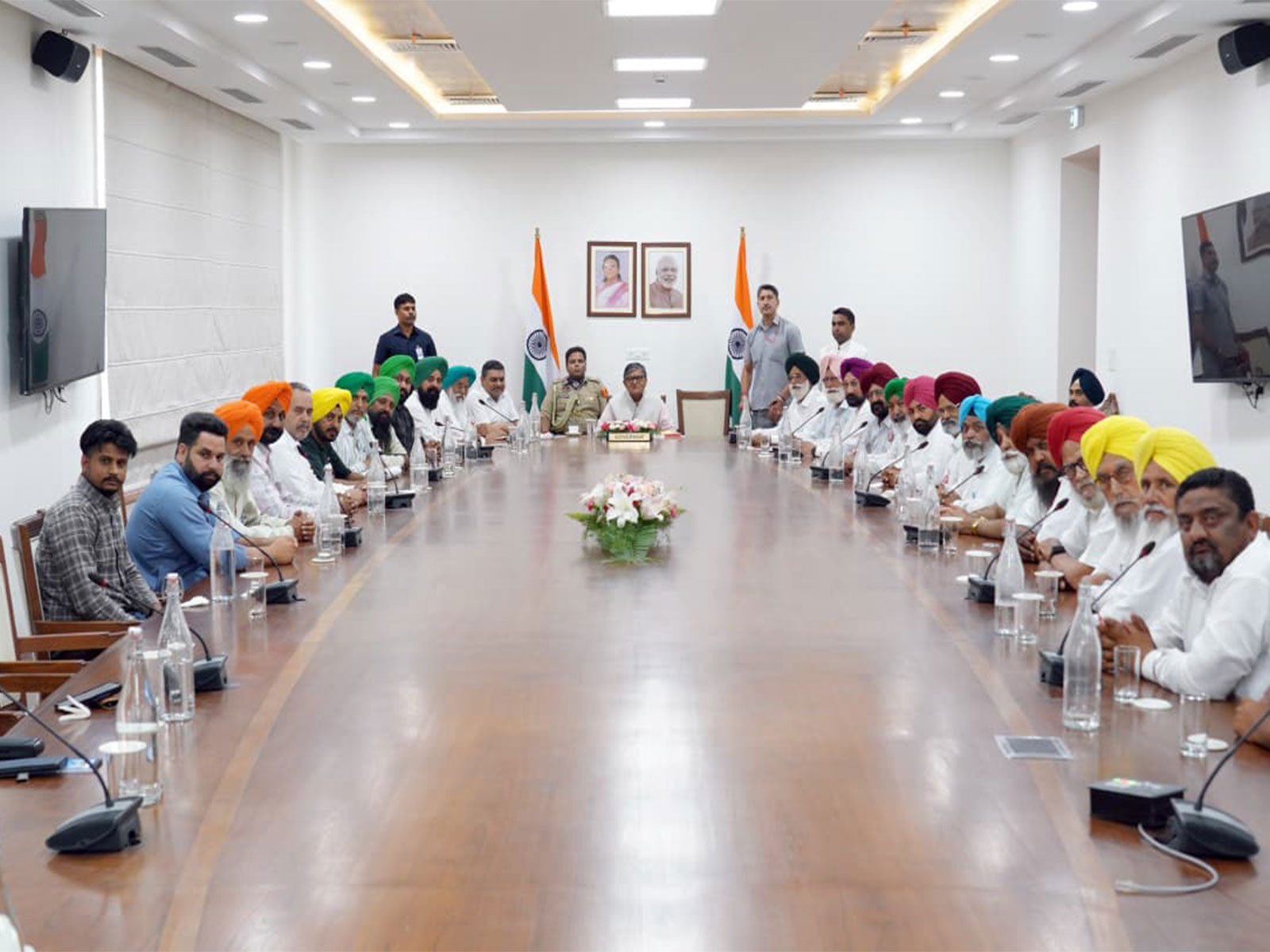 Punjab Governor Gulab Chand Kataria meets SKM delegation in Chandigarh, assures action on farmer issues (Photo/Punjab Raj Bhavan) Punjab Governor Gulab Chand Kataria meets SKM delegation in Chandigarh, assures action on farmer issues (Photo/Punjab Raj Bhavan)