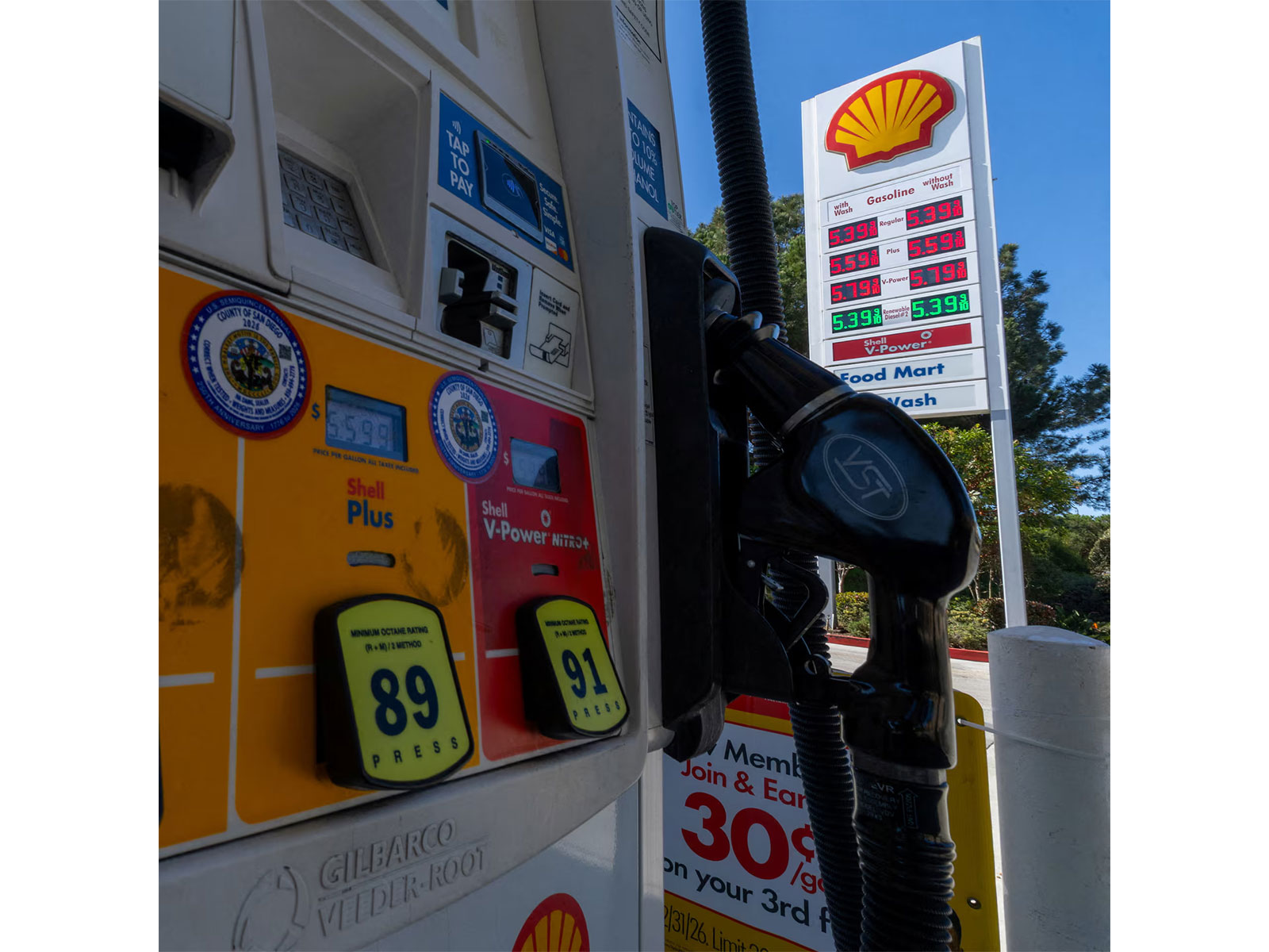 Gasoline prices are displayed at a fuel station in Del Mar, California, US. (Photo/Reuters) Gasoline prices are displayed at a fuel station in Del Mar, California, US. (Photo/Reuters)