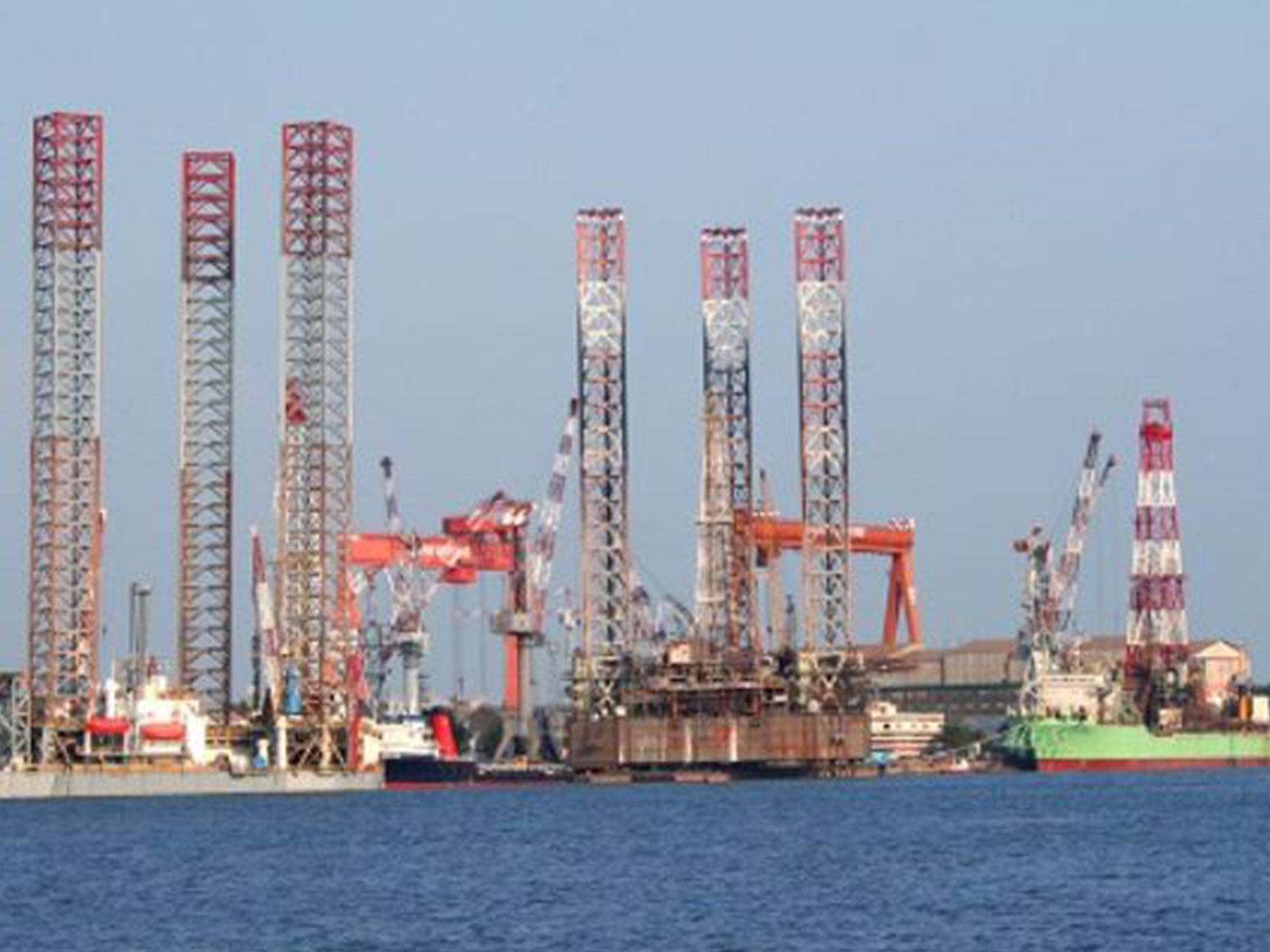 A view of oil rigs at Cochin Shipyard (Photo credit/cochinshipyard.in) A view of oil rigs at Cochin Shipyard (Photo credit/cochinshipyard.in)