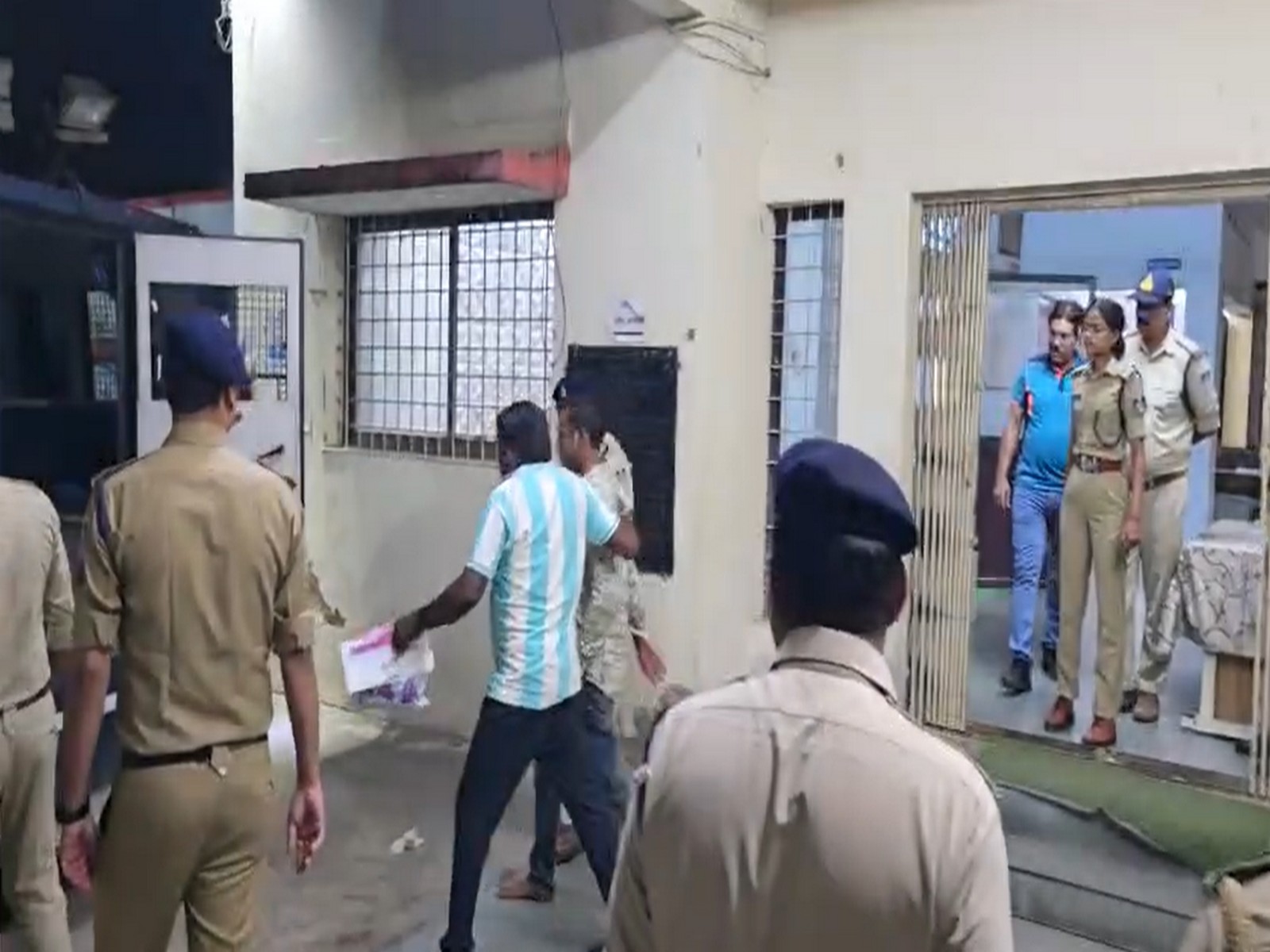 Accused in police custody (Photo / ANI) Accused in police custody (Photo / ANI)