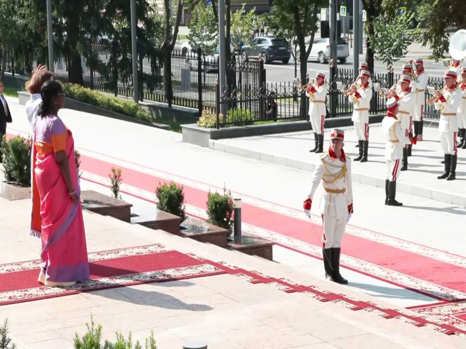 President Droupadi Murmu accords ceremonial guard of honor in Moldova (Photo/ANI) President Droupadi Murmu accords ceremonial guard of honor in Moldova (Photo/ANI)