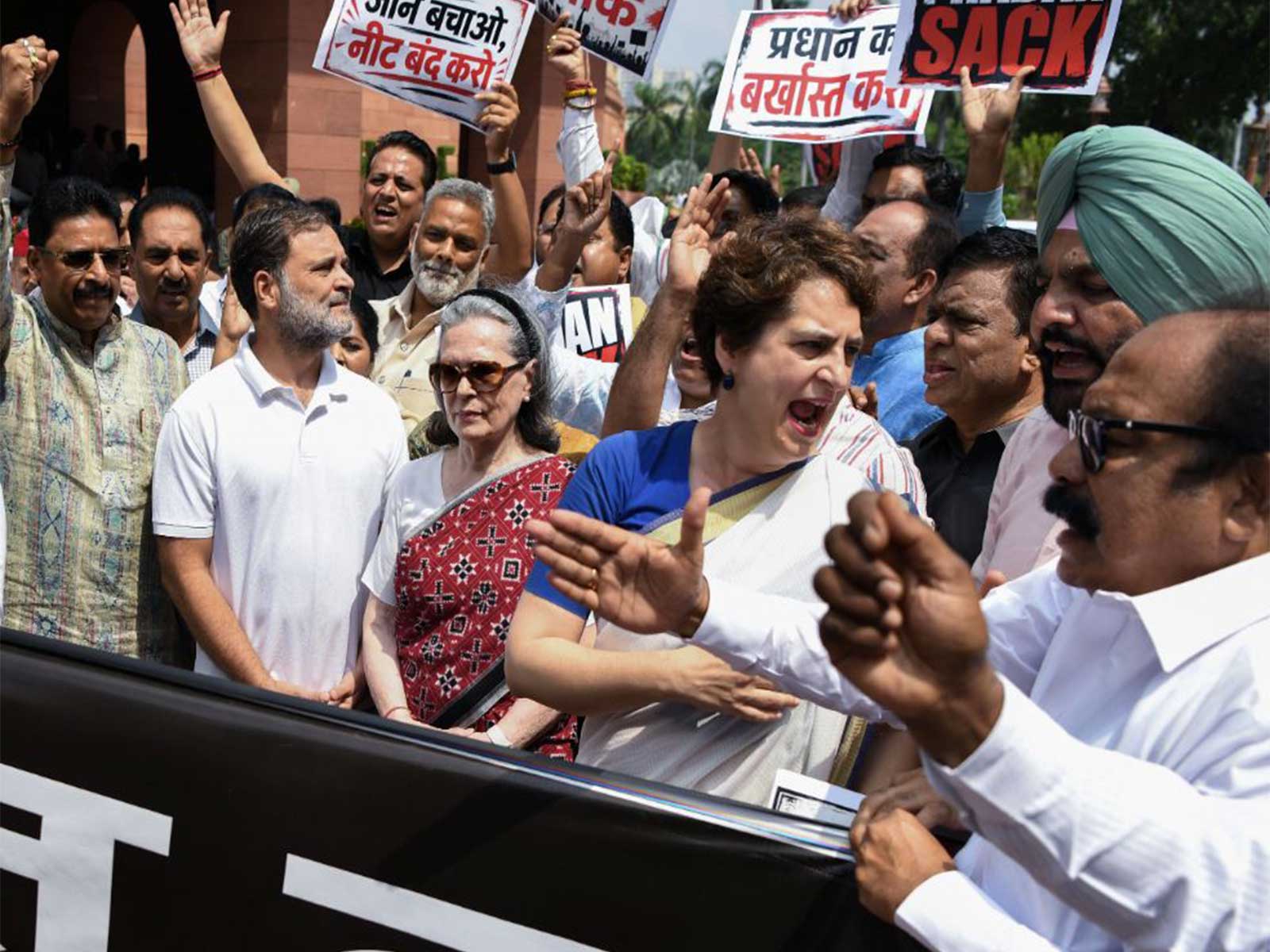 Congress Parliamentary Party (CPP) chairperson Sonia Gandhi along with Rahul and Priyanka Gandhi protest against the Union Govt (Photo/ANI)