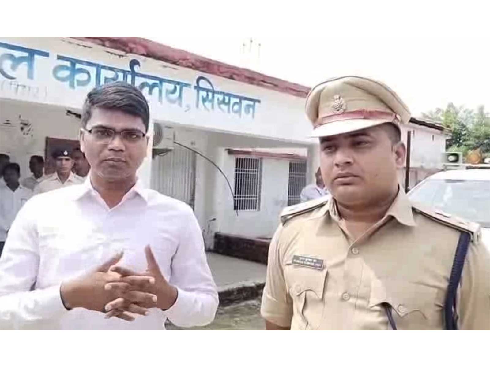 Siwan DM Vivek Ranjan Maitrey (L) and Siwan SP Puran Kumar Kha (Photo/ANI)