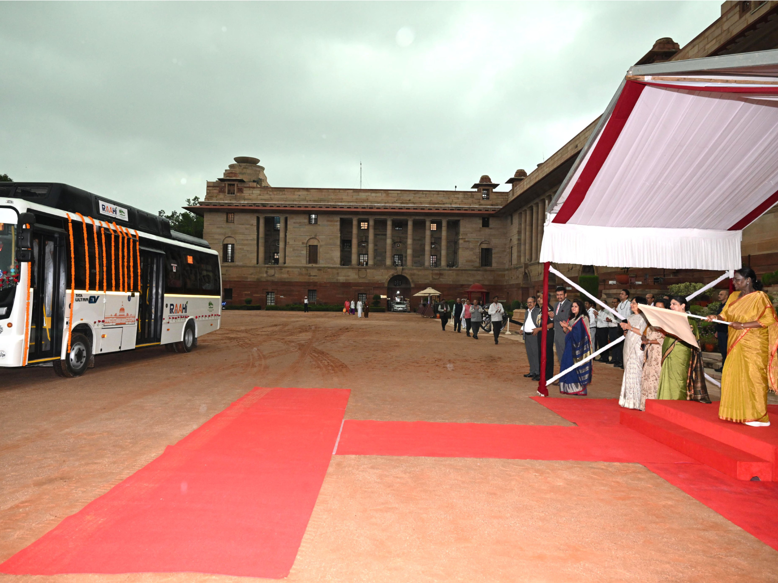 President Droupadi Murmu launches fare-free e-bus service 'RAAHI' (Photo:X@rashtrapatibhvn)