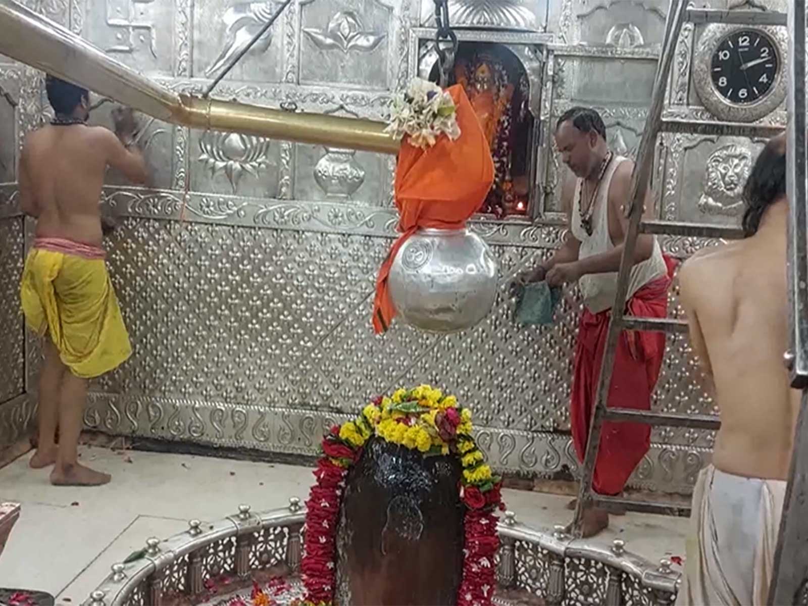 Cleaning work underway inside sanctum sanctorum of Mahakal temple (Photo/ANI) Cleaning work underway inside sanctum sanctorum of Mahakal temple (Photo/ANI)