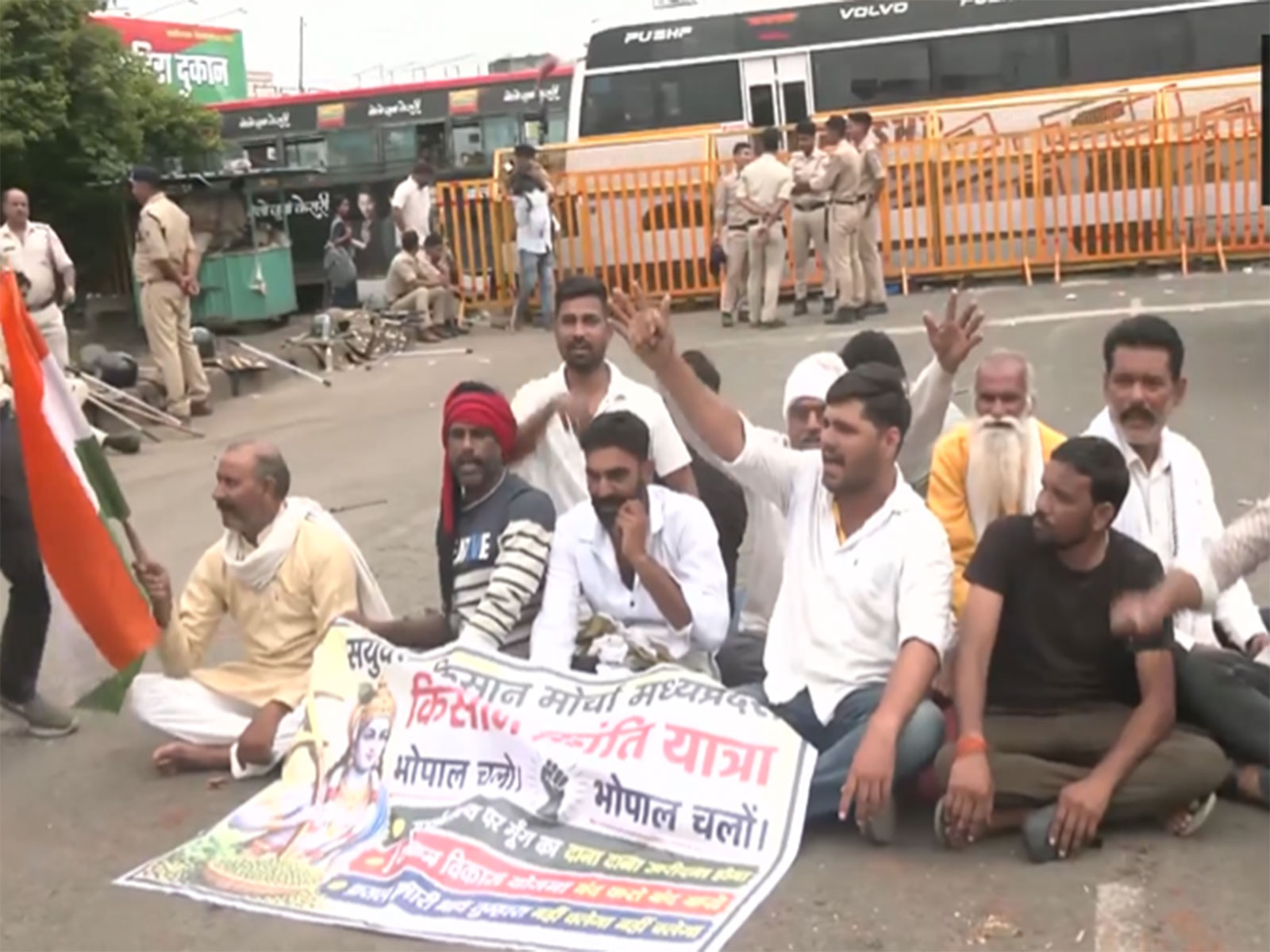 Farmers continue their protest and stage sit-in on Bhopal-Narmadapuram highway (Photo/ANI)