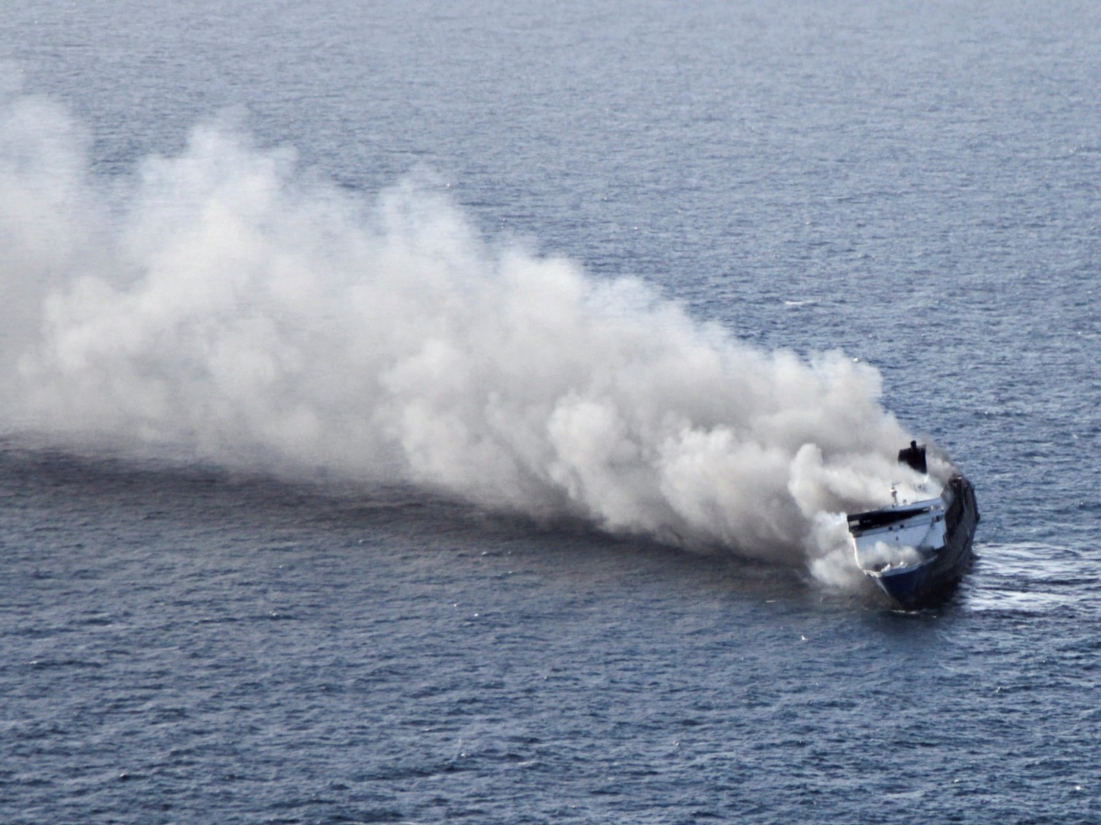 Plumes of smoke rise after a ferry caught fire off Indonesia's Madura island in East Java province, Indonesia (Photo/Reuters) Plumes of smoke rise after a ferry caught fire off Indonesia's Madura island in East Java province, Indonesia (Photo/Reuters)