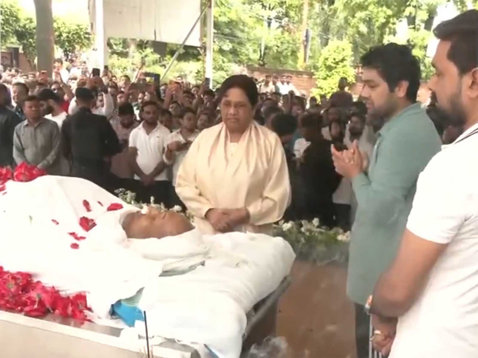 BSP chief Mayawati pays floral tributes to party MLA Uma Shankar Singh in Lucknow. (Photo: ANI) BSP chief Mayawati pays floral tributes to party MLA Uma Shankar Singh in Lucknow. (Photo: ANI)