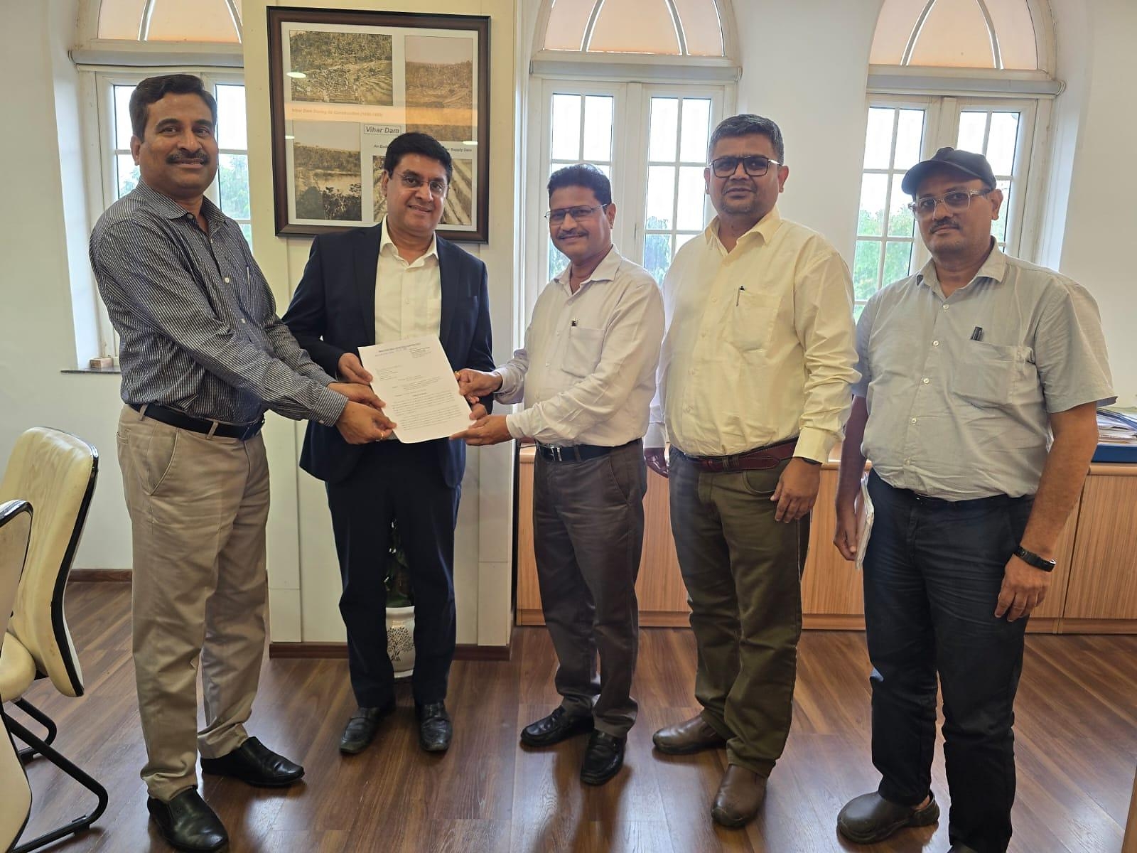 L-R: Mr. Dilip Patil, CE, WSP, BMC; Mr. Kshitiz Bhasker, Director - BD, Afcons; Mr. Purushottam Malvade, DMC, BMC; Mr. Sandeep Abhyankar, JGM, Afcons; Mr. Shailesh Patil, Dy CE, WSP, BMC L-R: Mr. Dilip Patil, CE, WSP, BMC; Mr. Kshitiz Bhasker, Director - BD, Afcons; Mr. Purushottam Malvade, DMC, BMC; Mr. Sandeep Abhyankar, JGM, Afcons; Mr. Shailesh Patil, Dy CE, WSP, BMC