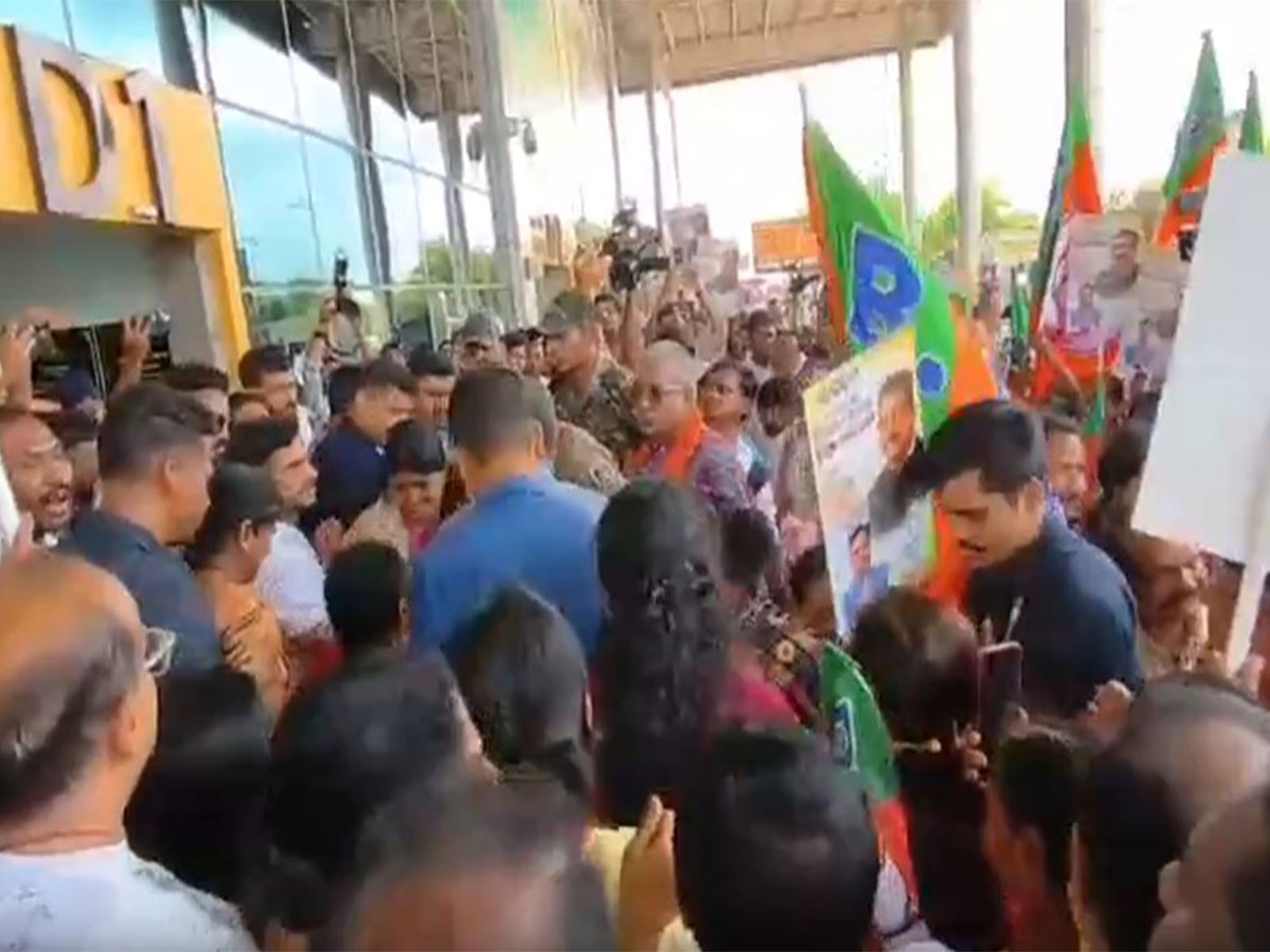 BJD, Congress workers protest against BJP MP Dharmendra Pradhan (Photo/ANI) BJD, Congress workers protest against BJP MP Dharmendra Pradhan (Photo/ANI)