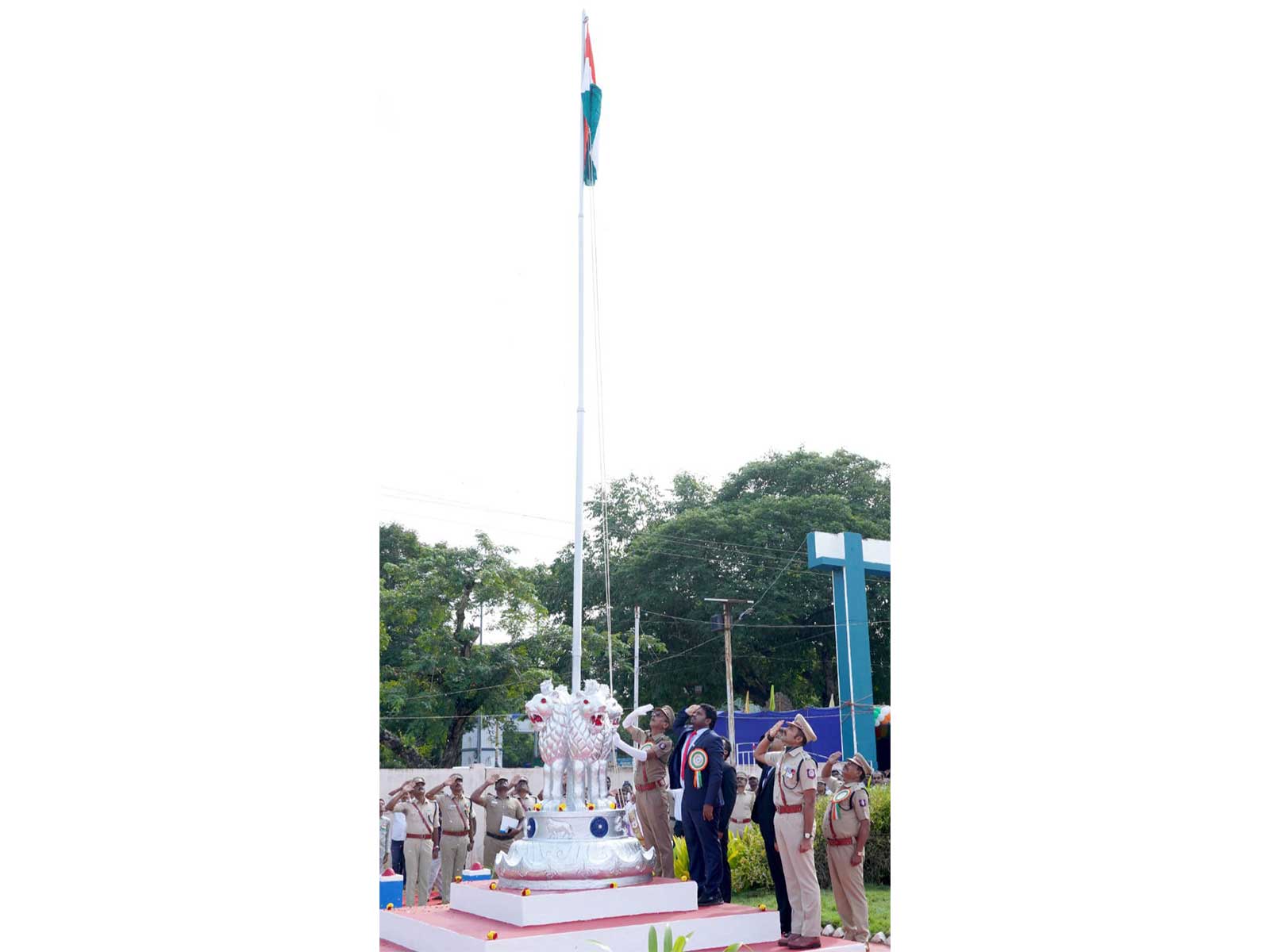 Ramanathapuram Collector hoists Tricolour, honours freedom fighters' heirs on I-Day