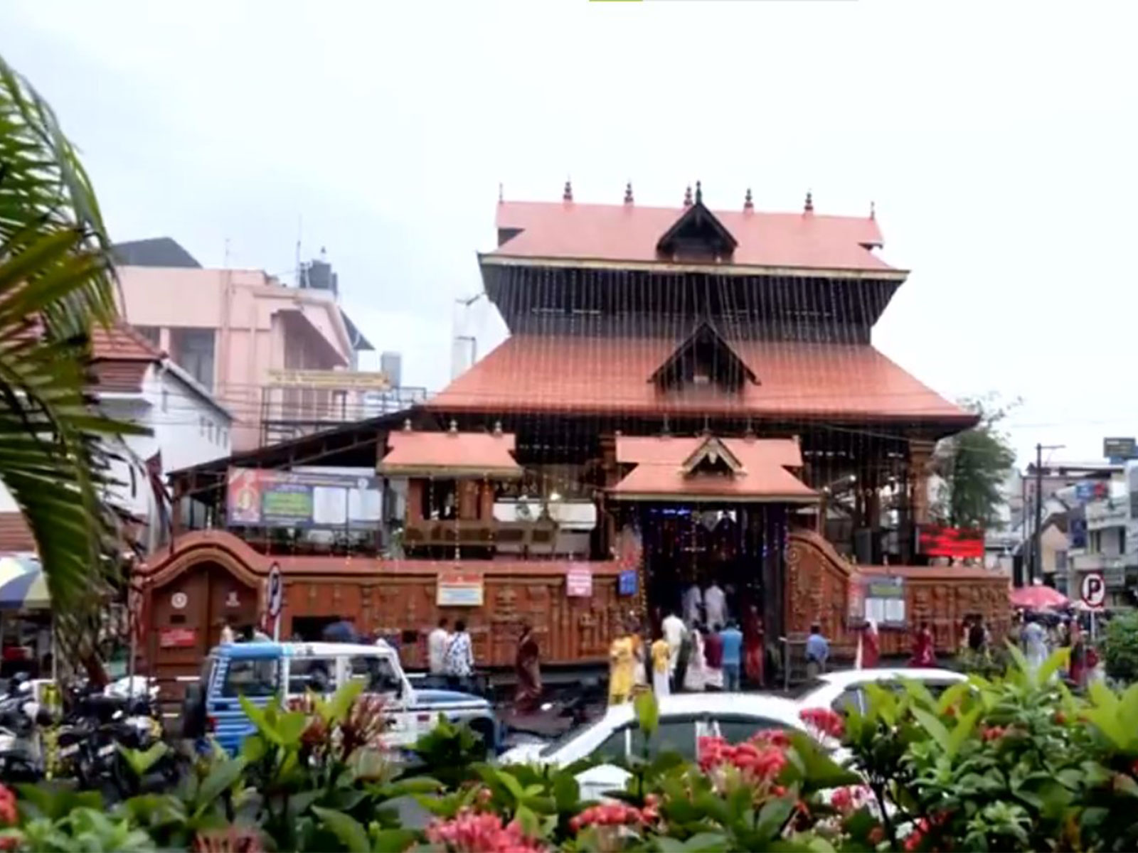 Onam: Heavy rush at Sree Padmanabhaswamy Temple as devotees arrive for Thiruvonam darshan