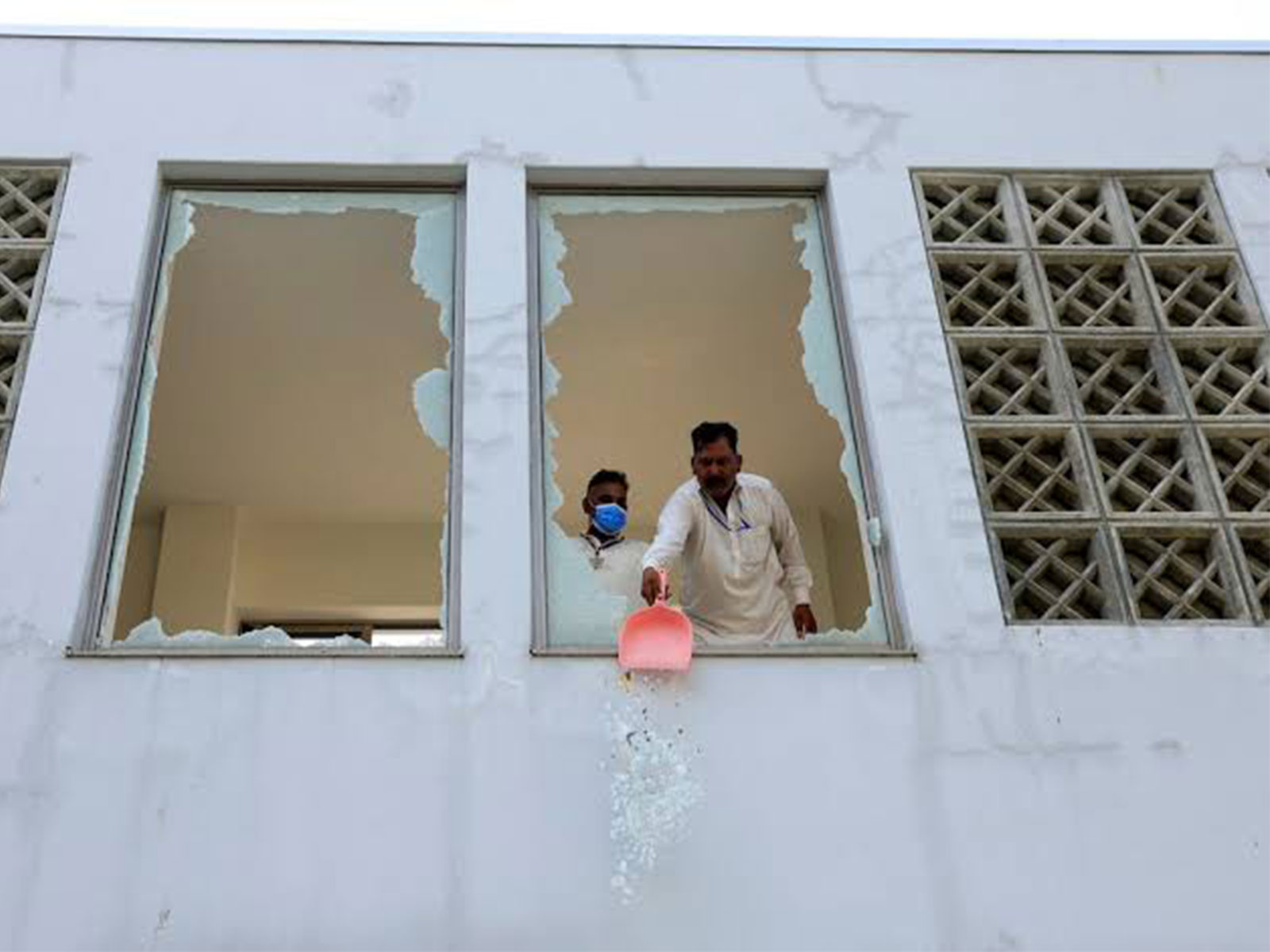 14 newborns killed in fire at Islamabad Hospital's gynaecology ward in Pakistan