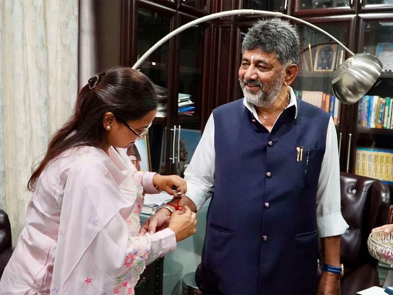 Jharkhand Minister Shilpi Neha Tirkey ties Rakhi to Karnataka CM Shivakumar. (Photo: @ShilpiNehaTirki)