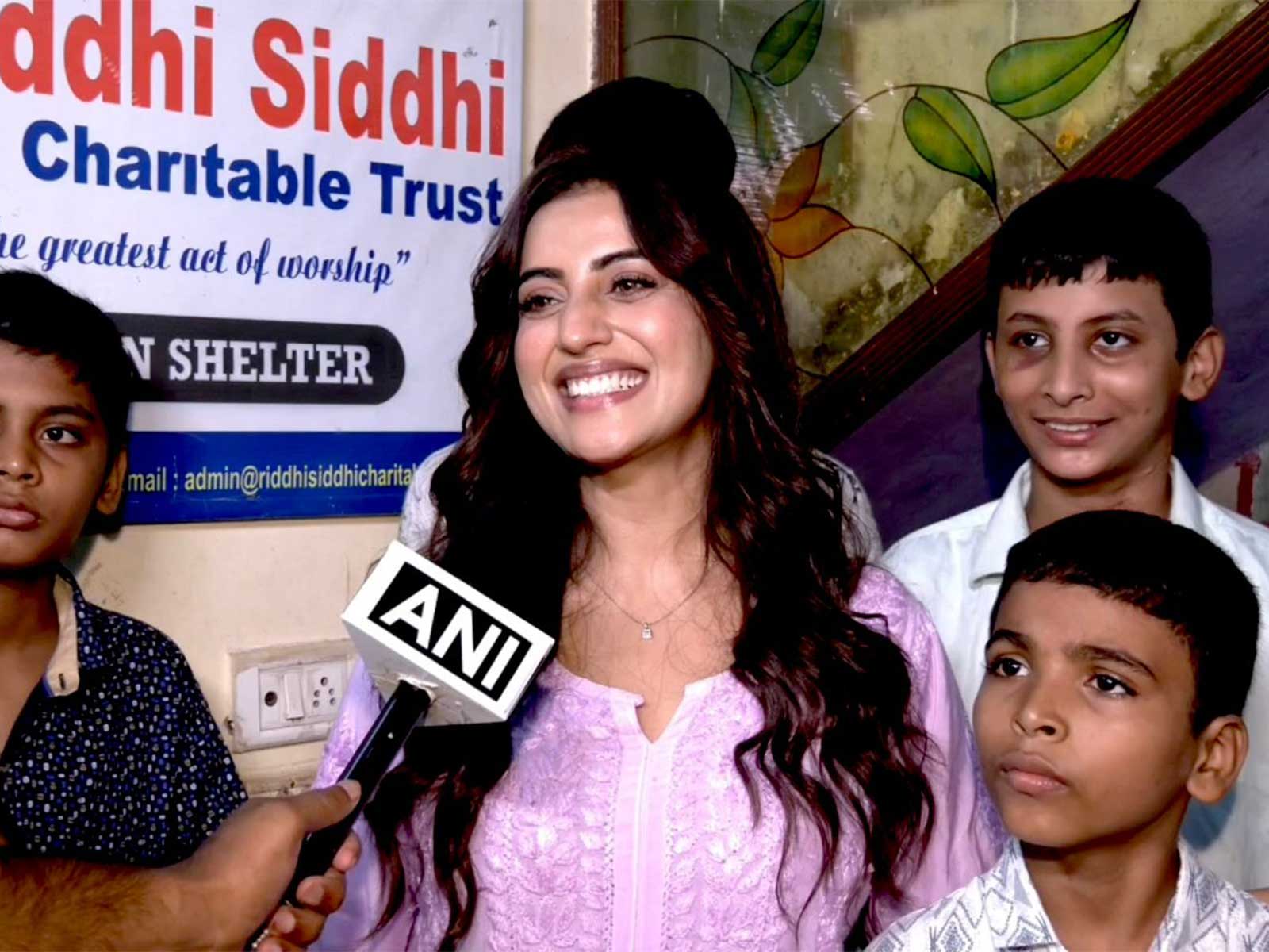 Akshara Singh spends birthday with kids in Mira Bhayandar, says "there is nothing bigger than this for me"