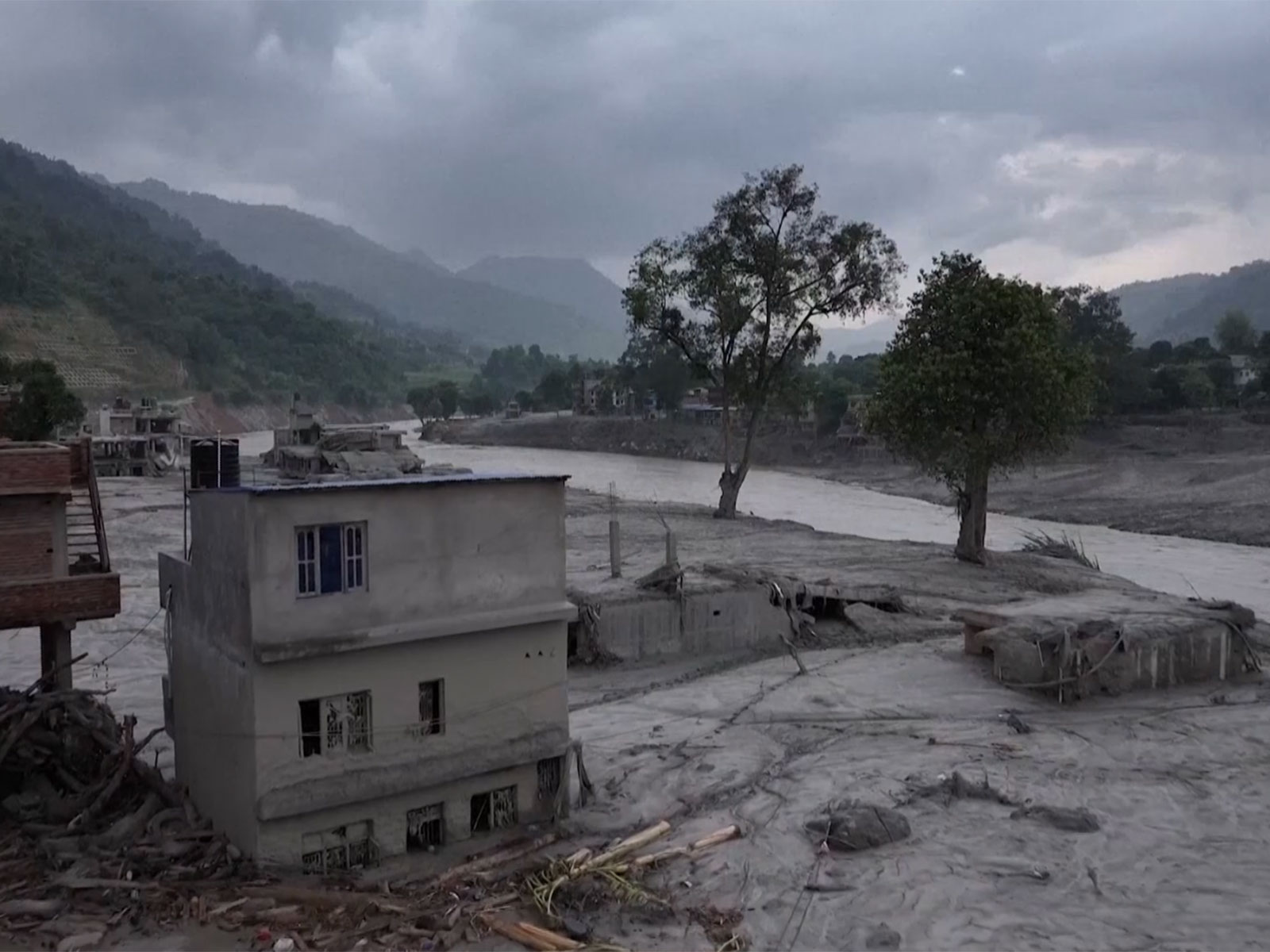 UAE sends 83 tonnes of urgent relief aid for flood, landslide victims in Nepal