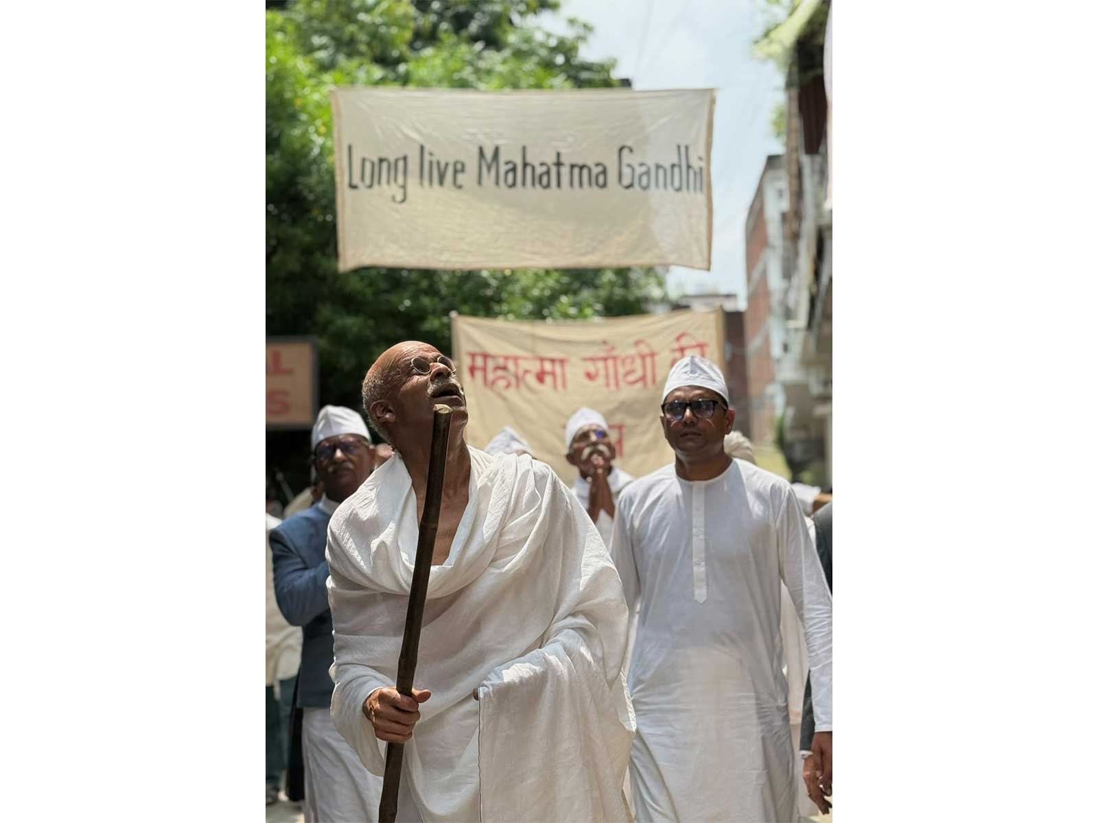 First look: Manoj Bajpayee looks unrecognizable as Mahatma Gandhi in Sudhir Mishra’s next is unveiled