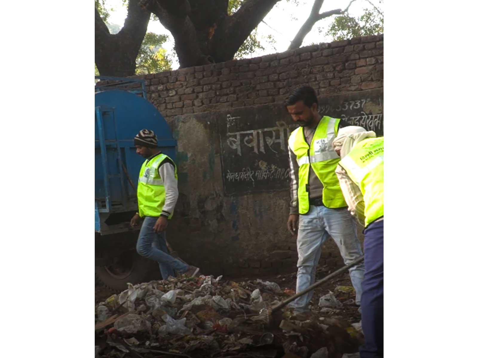 MCD Leader of House inspects Holambi Kalan under 'Delhi Ko Koode Se Azadi' drive, orders civic repairs
