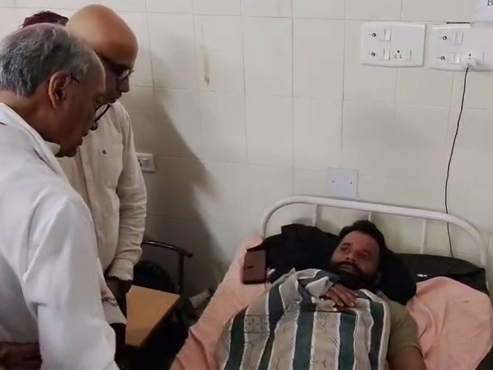 “How did spurious liquor reach villages?”: Congress MP Digvijaya Singh meets patients at Sagar hospital