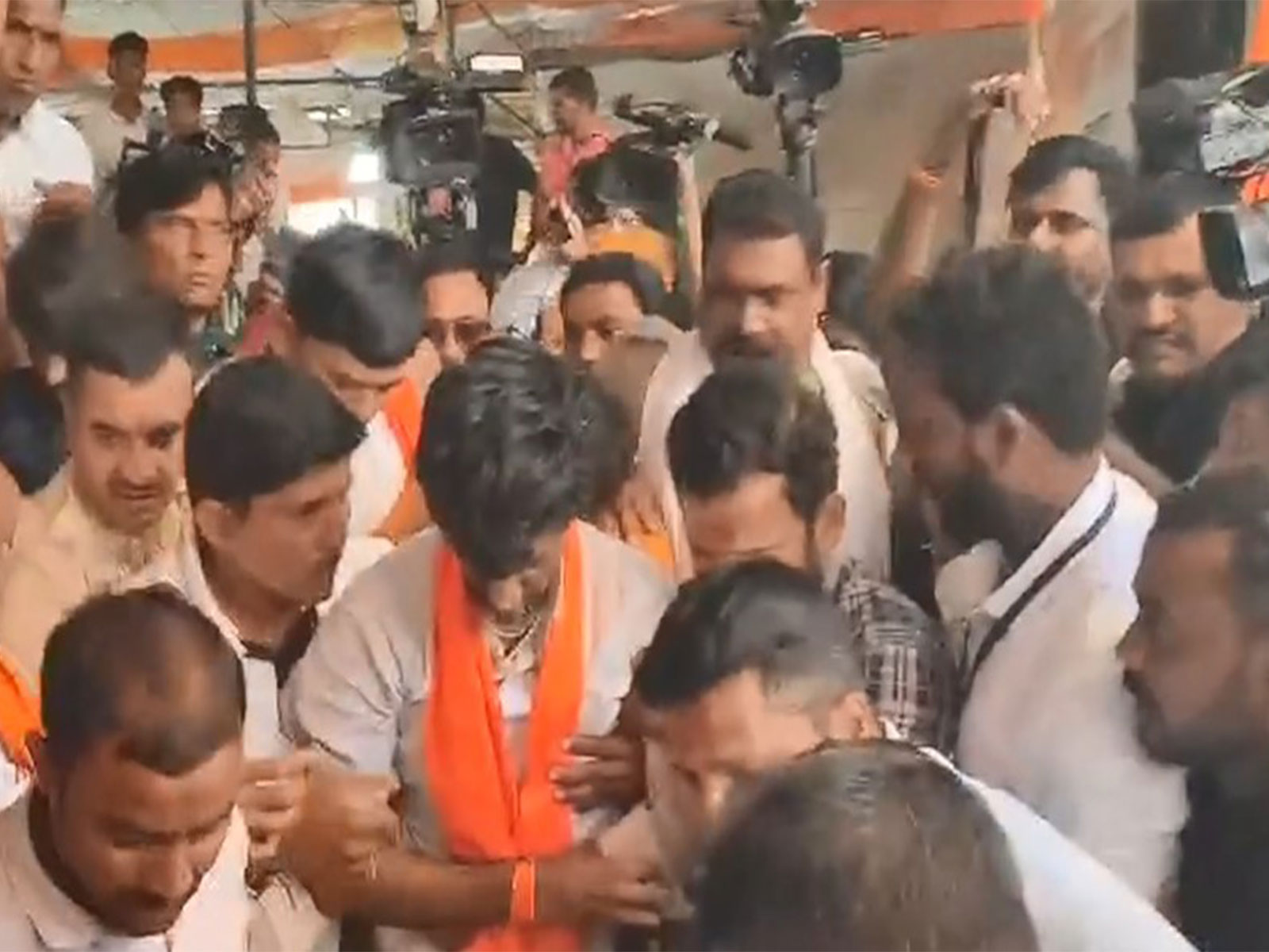 Maratha quota Activist Manoj Jarange Patil leaves Jalna for Mumbai to begin indefinite fast over reservation demands