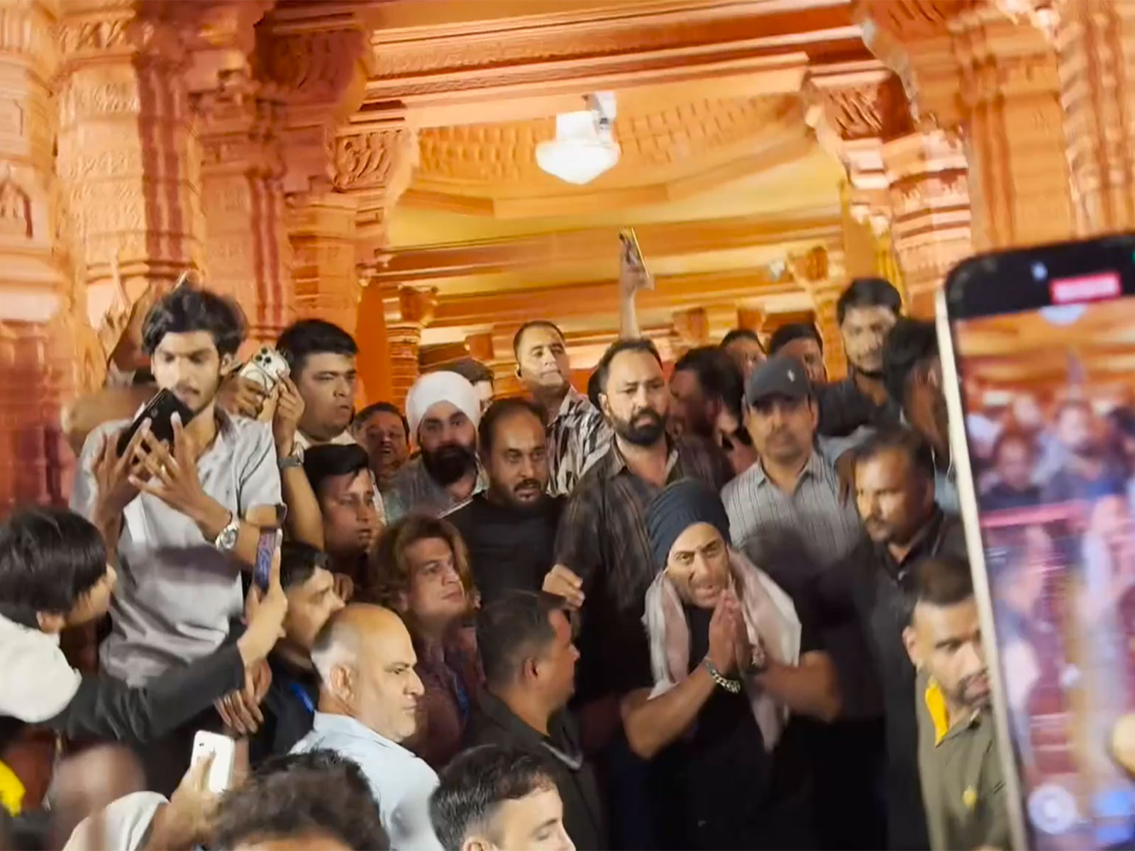 Salman Khan asks crowd to make way during Ganpati visit, stops security from pushing child