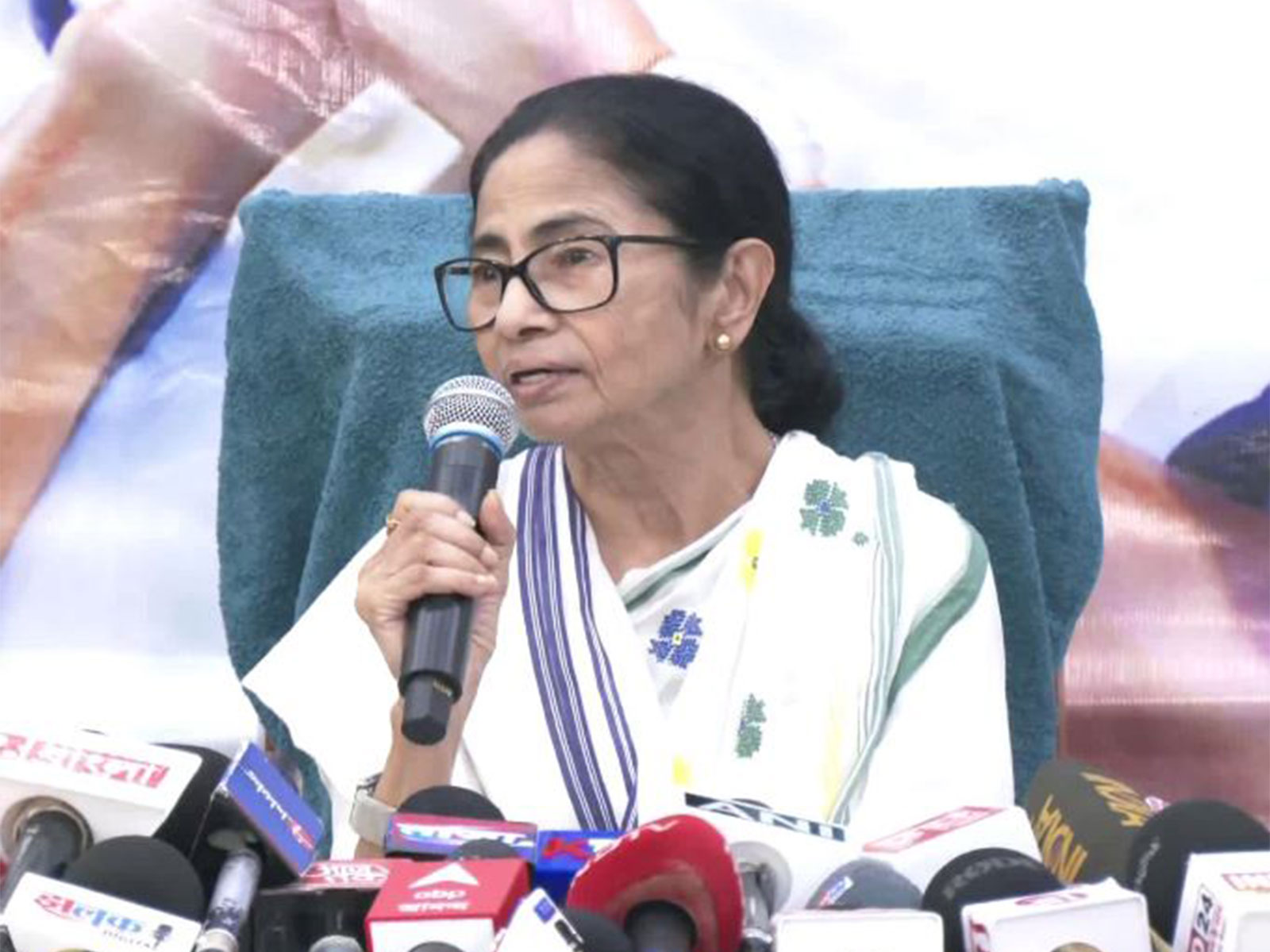 Mamata Banerjee backs Congress in Nandigram Bypoll, calls BJP "Jhootha, Jumla Party"