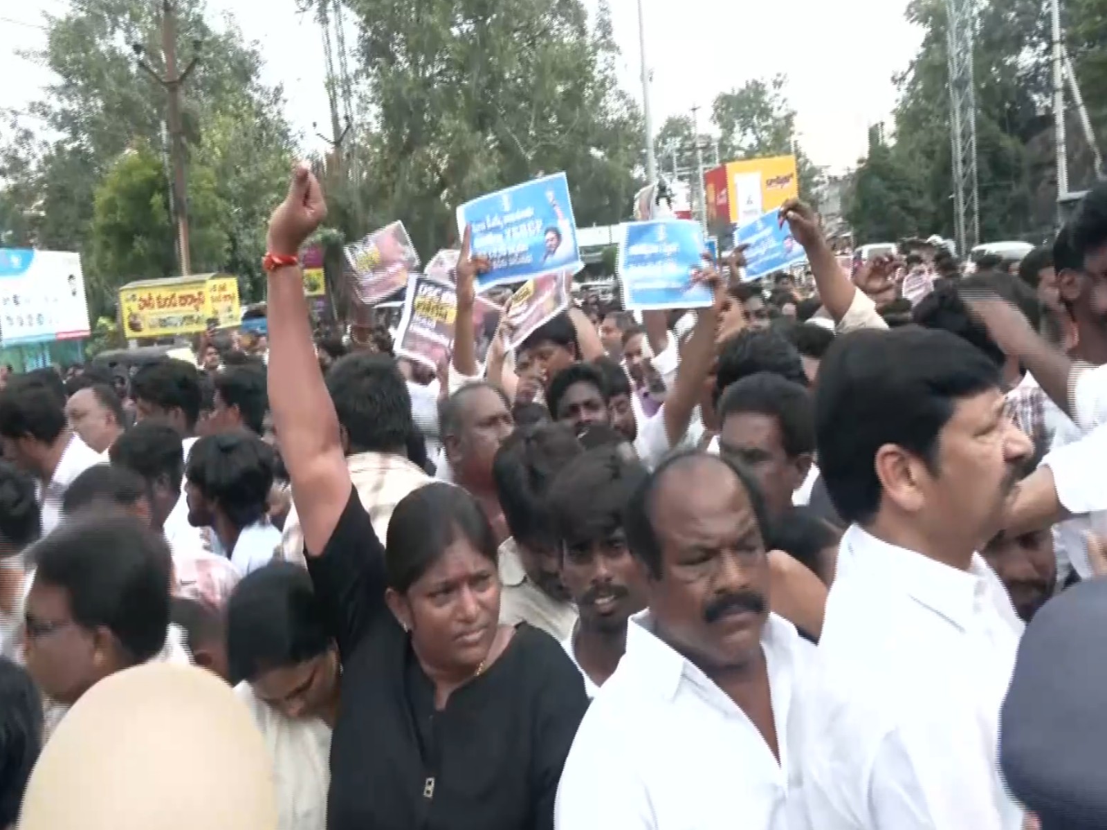 Police lathi-charge YSRCP protesters during agitation over DSC sports quota recruitment in Vijayawada
