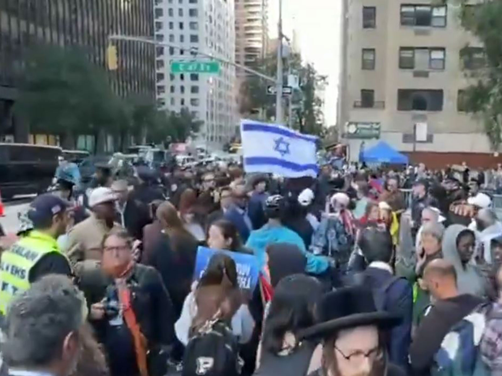 "Netanyahu does not represent jewish religion": Thousands gather outside UNGA ahead of Israeli PM's address; counter-protesters trade accusations over Israel-Gaza war