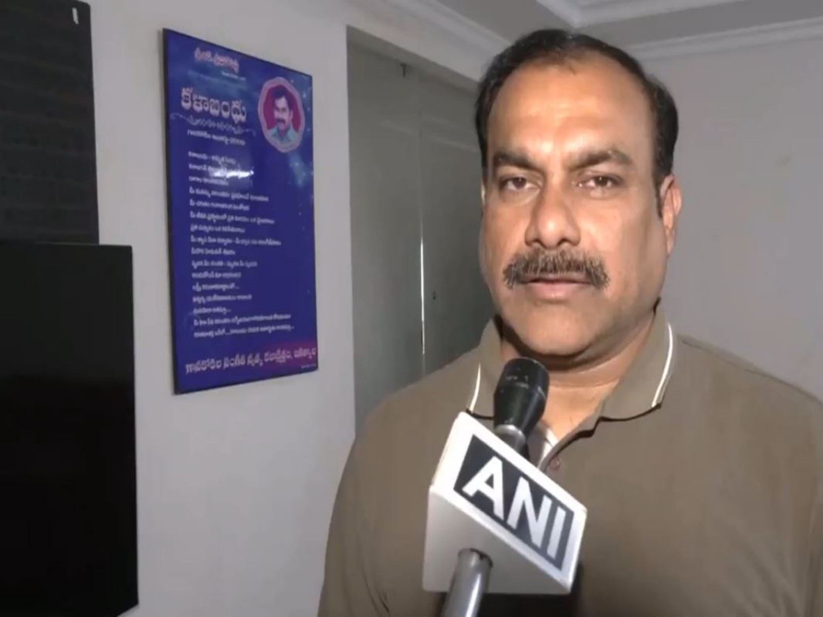 "Failed govt": BRS spokesperson labels Congress farmhouse visits as 'political drama' to deflect from 22A property issue