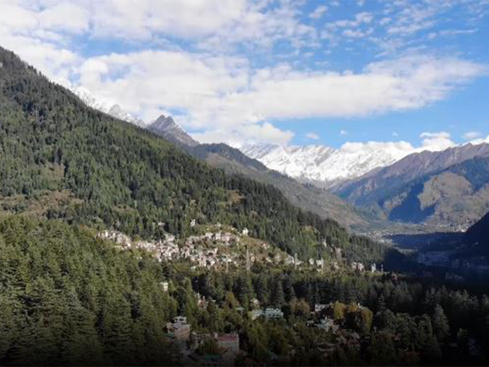 HP: Fresh snowfall paints Manali's high peaks white, brings chill to hill town