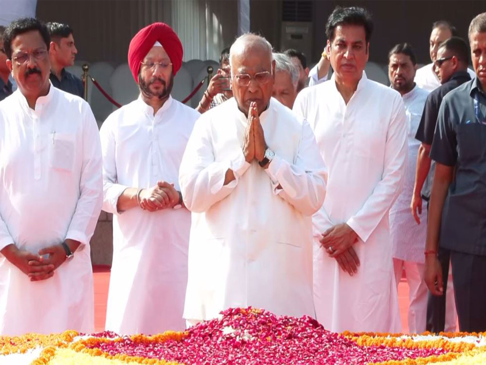 “Both are great sons of the country”: Congress President Mallikarjun Kharge pays tribute to Mahatma Gandhi and Lal Bahadur Shastri