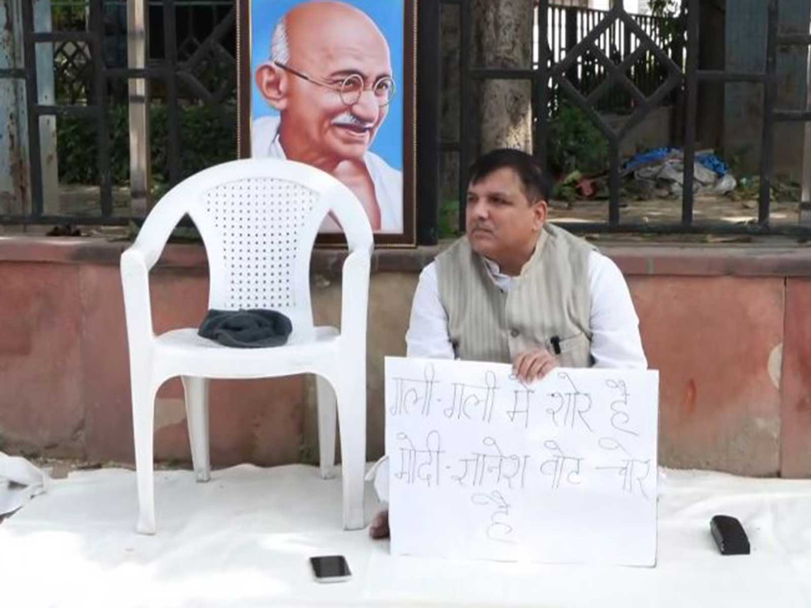 AAP’s Sanjay Singh stages sit-in after police stop him from proceeding to Parliament amid Jantar Mantar protest