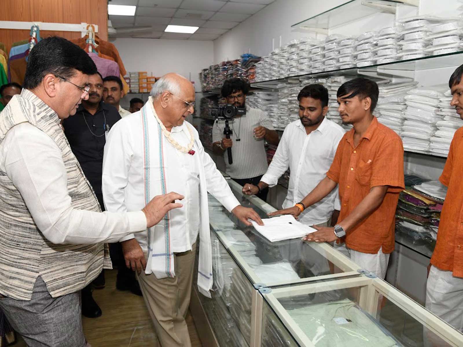 Gujarat CM purchases Khadi in Gandhinagar on Gandhi Jayanti, boosts PM’s digital India vision through digital payment