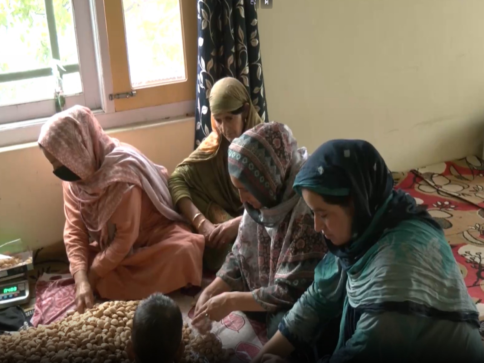 Budgam women turn traditional skills into livelihoods through Self-Help Groups