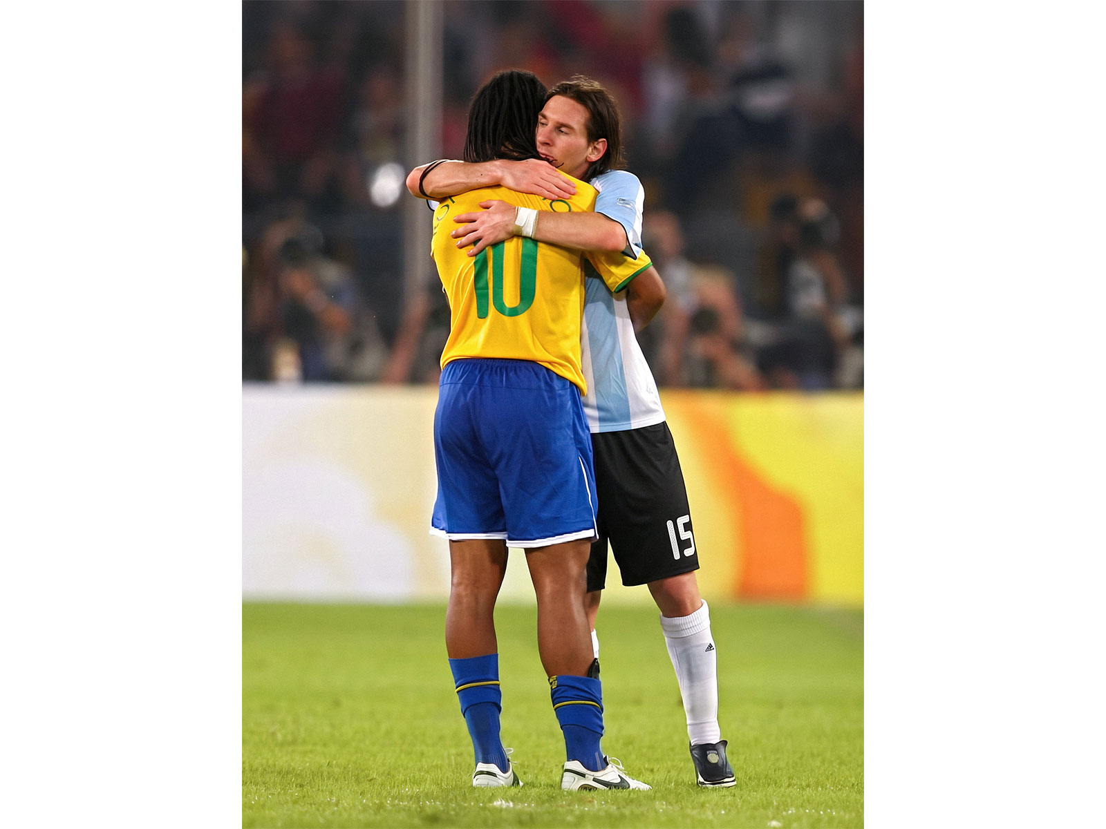 "A pleasure to have been part of your story": Ronaldinho's emotional farewell message to Messi