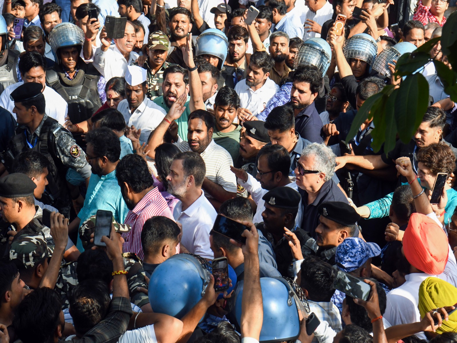 Voter List row escalates as INDIA b loc MPs move to Jantar Mantar