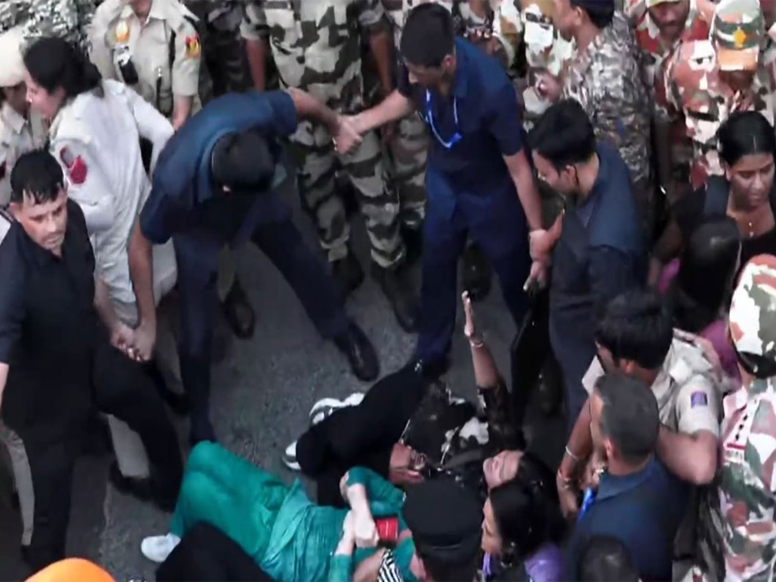"Police personnel scratched me all over": Priyanka Gandhi lies on ground, Rahul detained by Delhi Police as MPs march towards Jantar Mantar