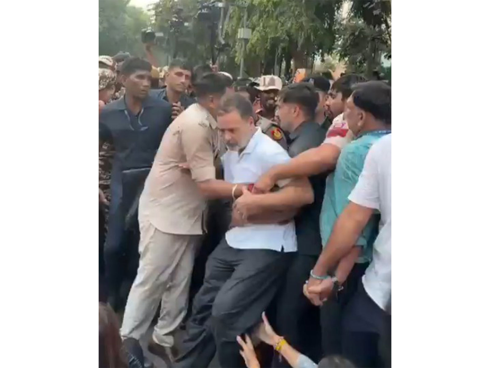 SIR protest turns tense as Rahul Gandhi, INDIA Bloc MPs attempt to breach barricades; Delhi Police push back