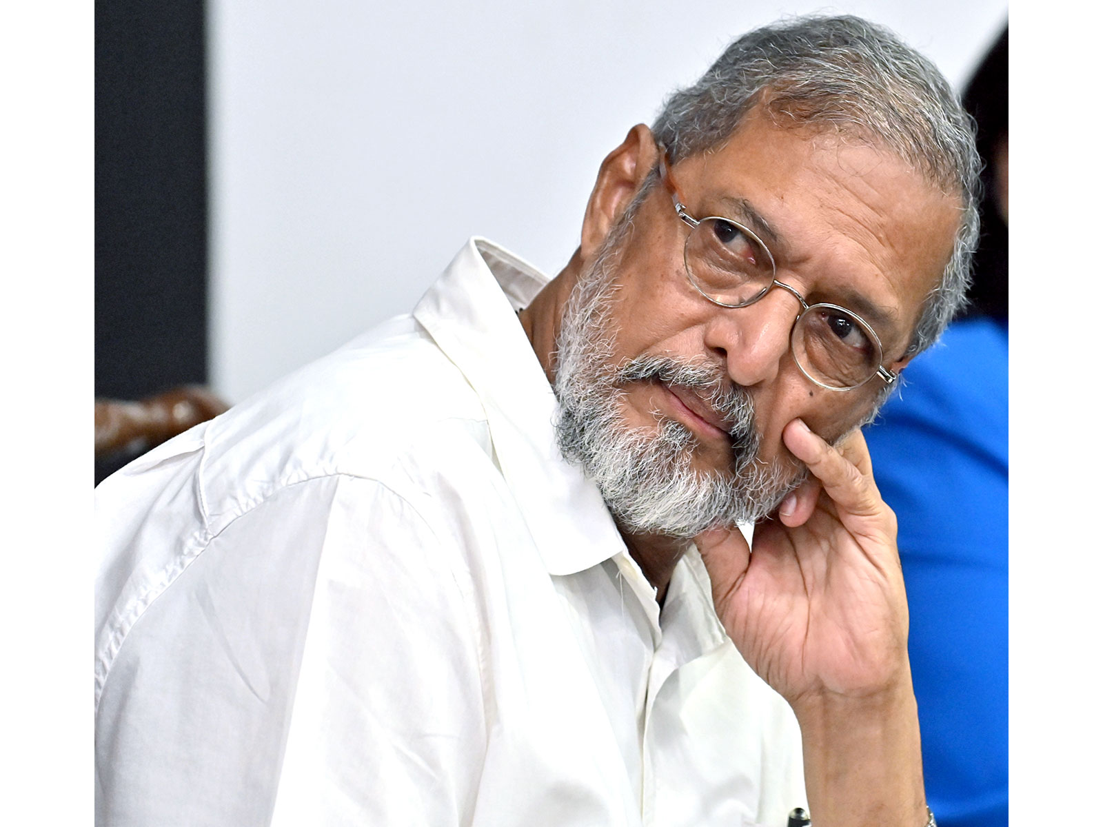 Smriti Irani shares video of Nana Patekar cooking fish for her, recalls "precious" conversations with 'Parinda' star