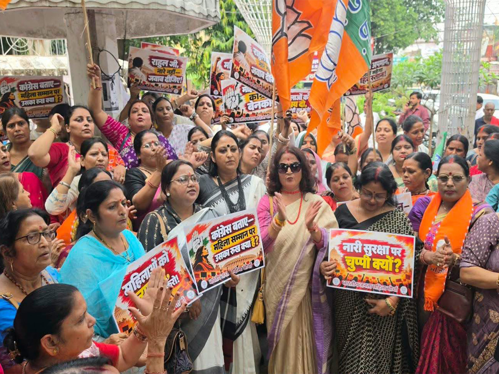 BJP Mahila Morcha holds demonstration at Congress Metropolitan Office in Maidagin