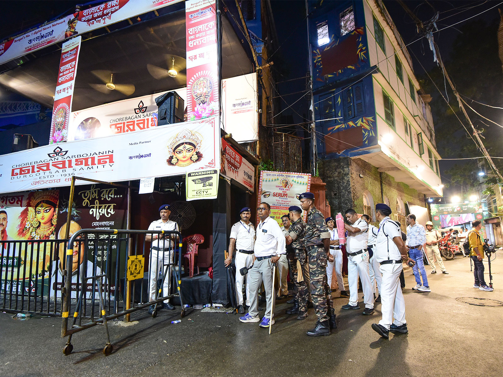 Kolkata Police at the Chorbagan Sarbojanin Durga Puja pandal (Photo/ANI)