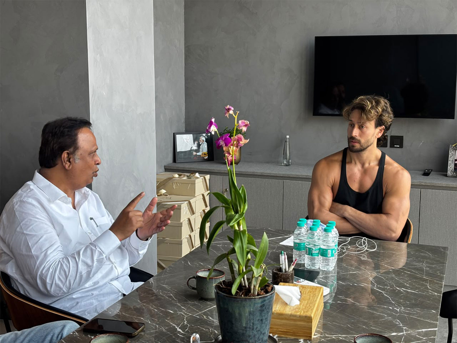 Maharashtra Minister Ashish Shelar meets Tiger Shroff after firing incident, shares pics of 'Heropanti' star 