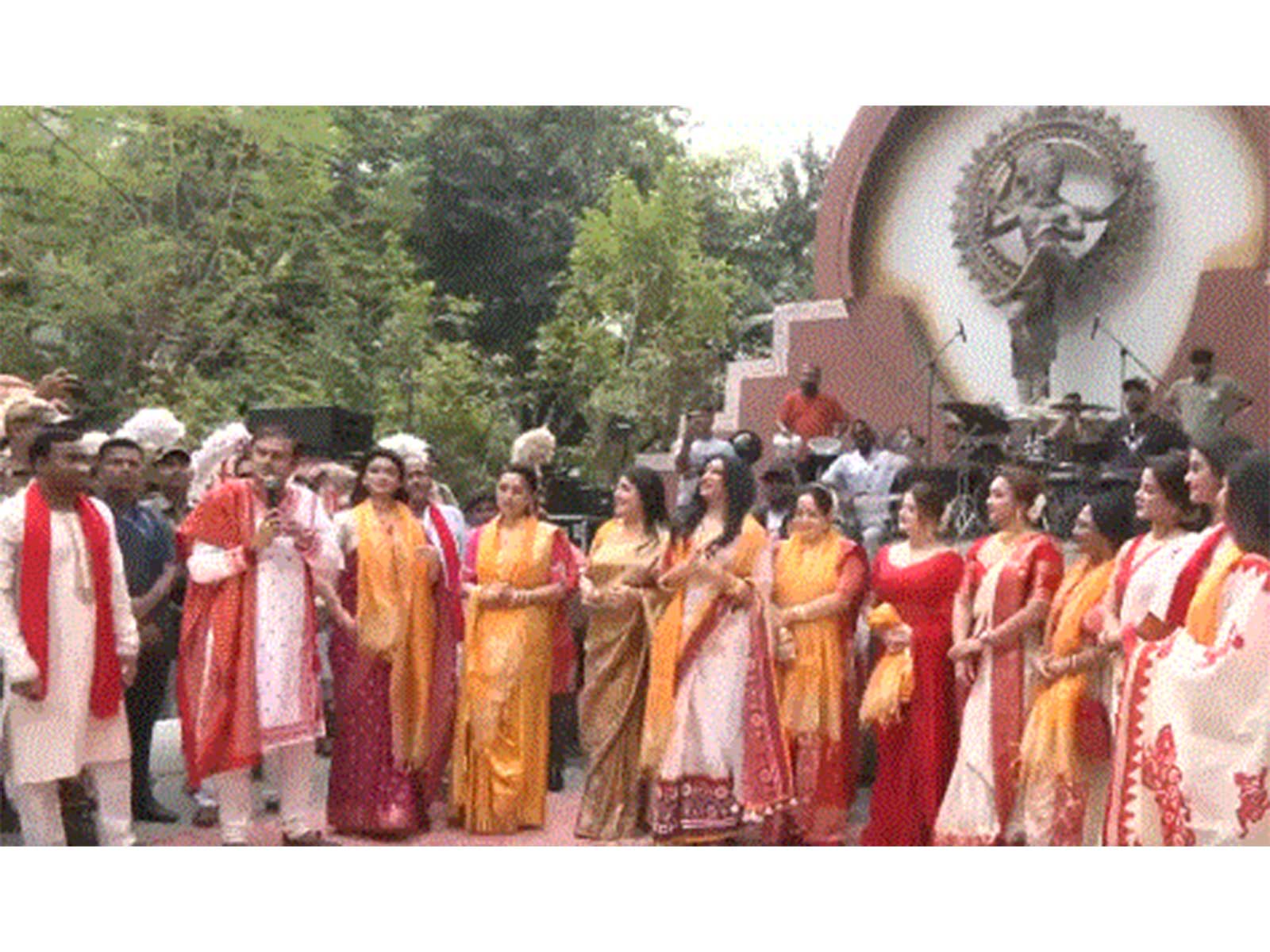 Kolkata Sindoor Khela: Mimi Chakraborty, Srabanti Chatterjee and other actresses celebrate Vijayadashami