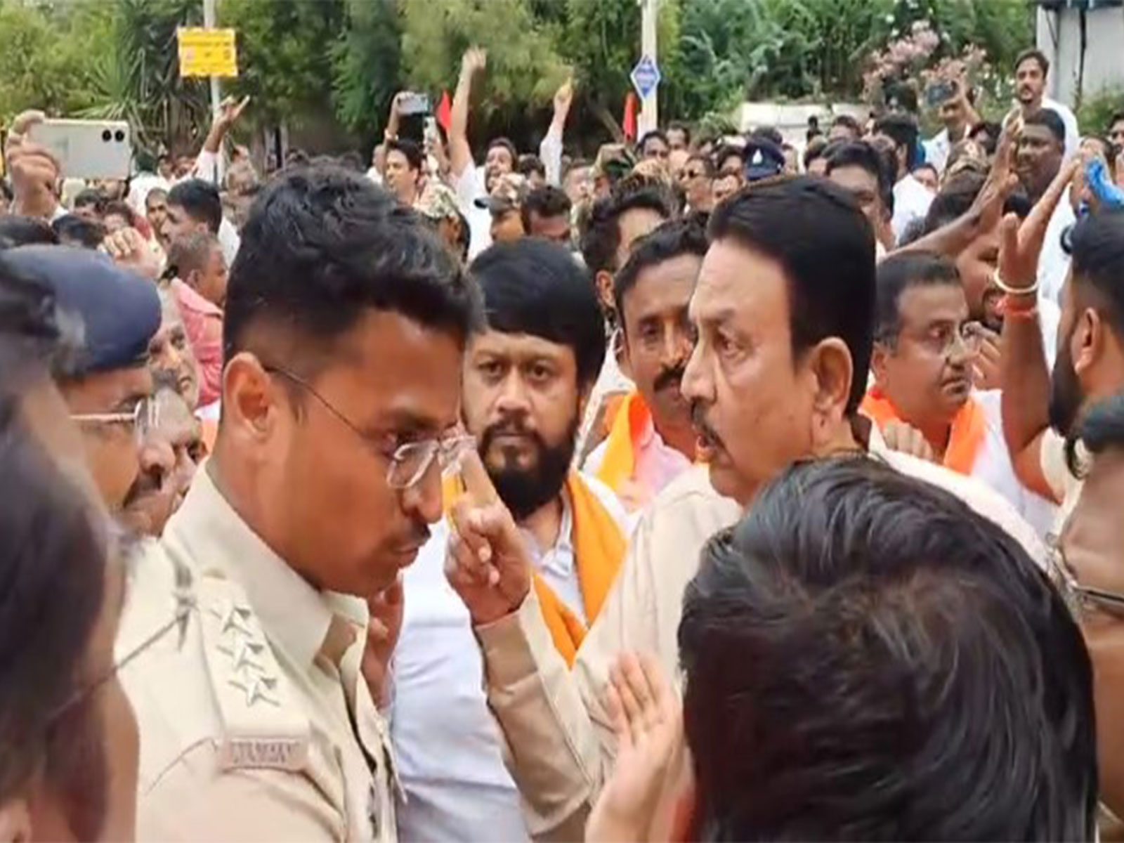 Karnataka: High drama in Gadag as BJP, Congress workers clash during West Graduates' Constituency poll