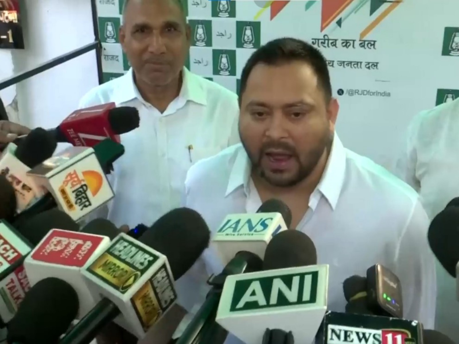 "Mountain being made out of molehill": Tejashwi Yadav defends Mallikarjun Kharge over remarks on PM Modi